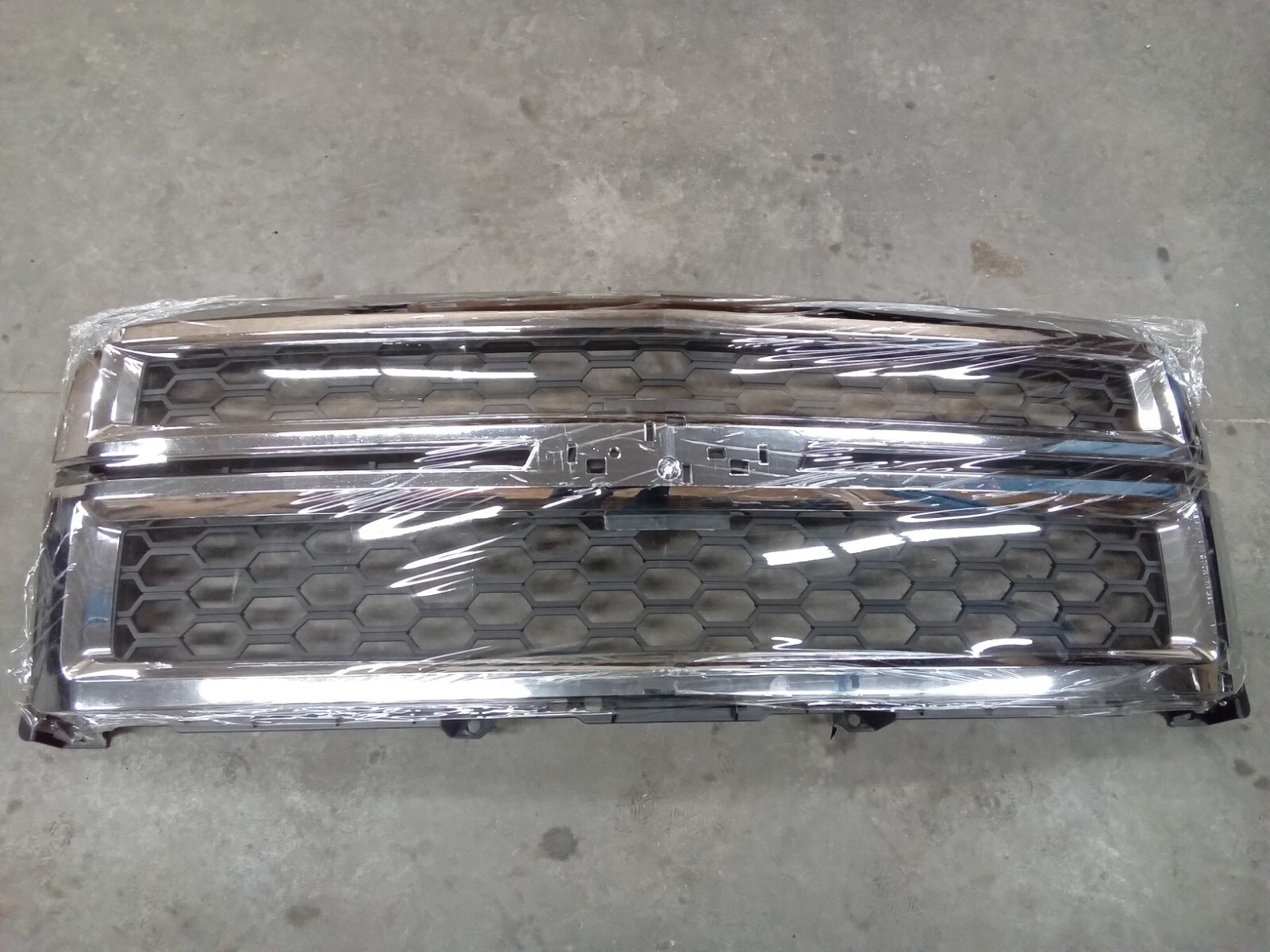 Silscvtt Chrome Frame and Black Honeycomb Grille for 14-15 Silverado