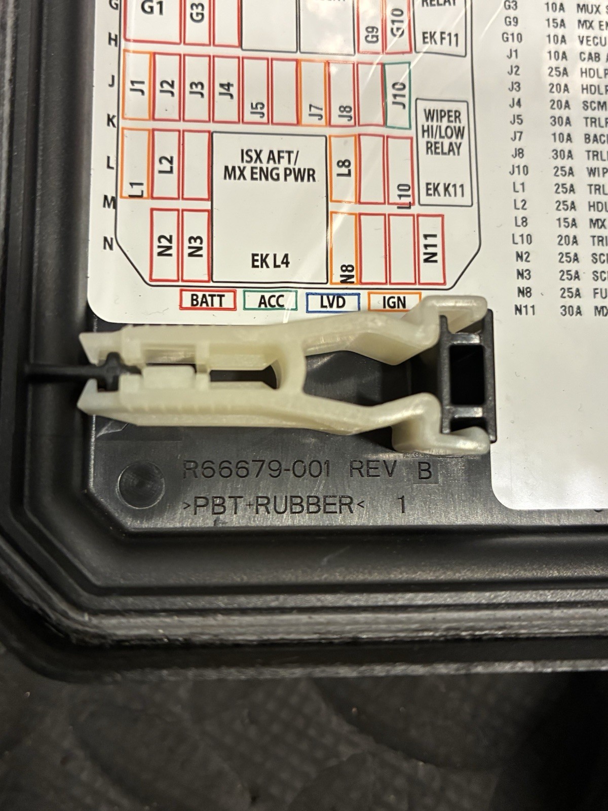 Kenworth T880 / PACCAR Fuse Box Assembly P/N: P27-1297-0101 (TAG#: 16199)