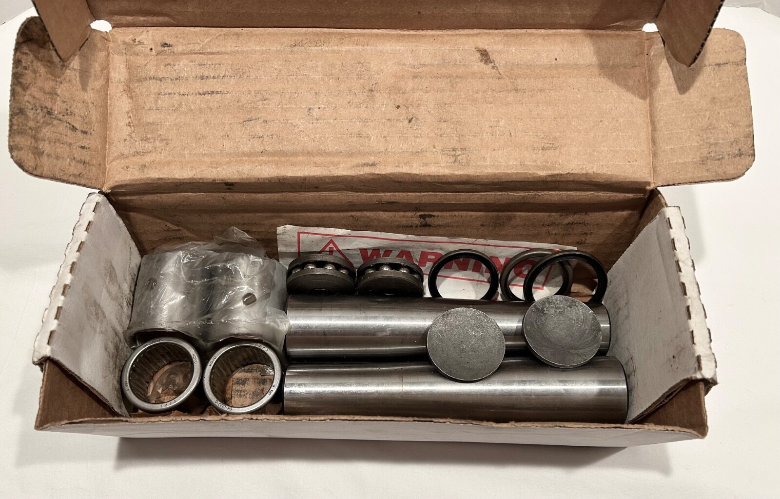 GENUINE MACK TRUCK KING PIN KIT SET R200065 – MISSING ONE SEAL – NEW OLD STOCK