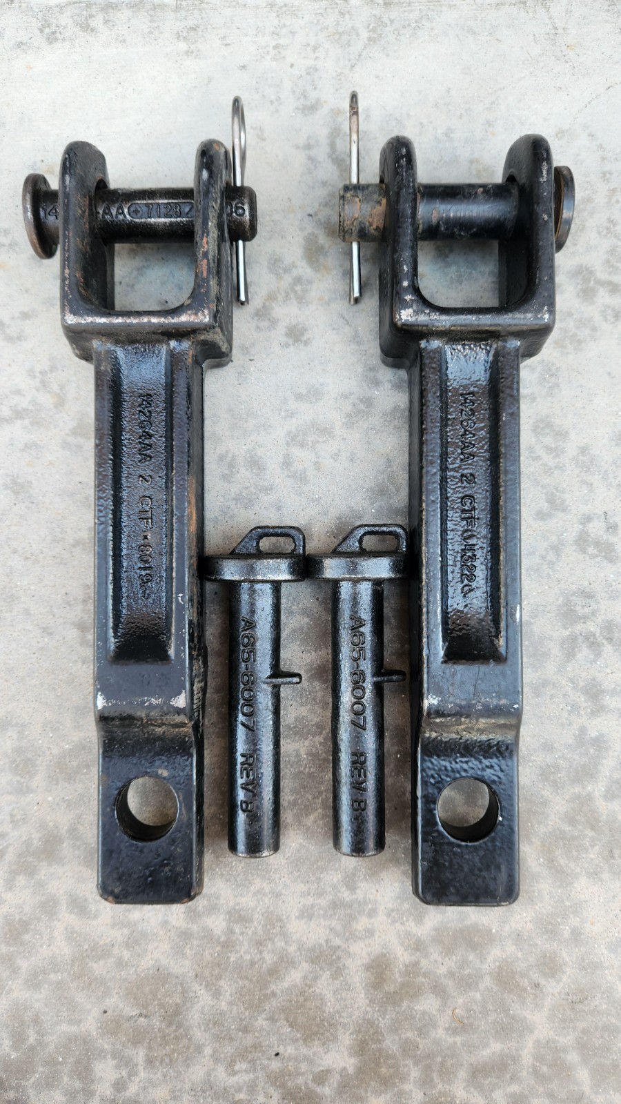 Set OEM Peterbilt / Kenworth Single Tow Hooks With Pull Pin & Frame Pin A20-6014