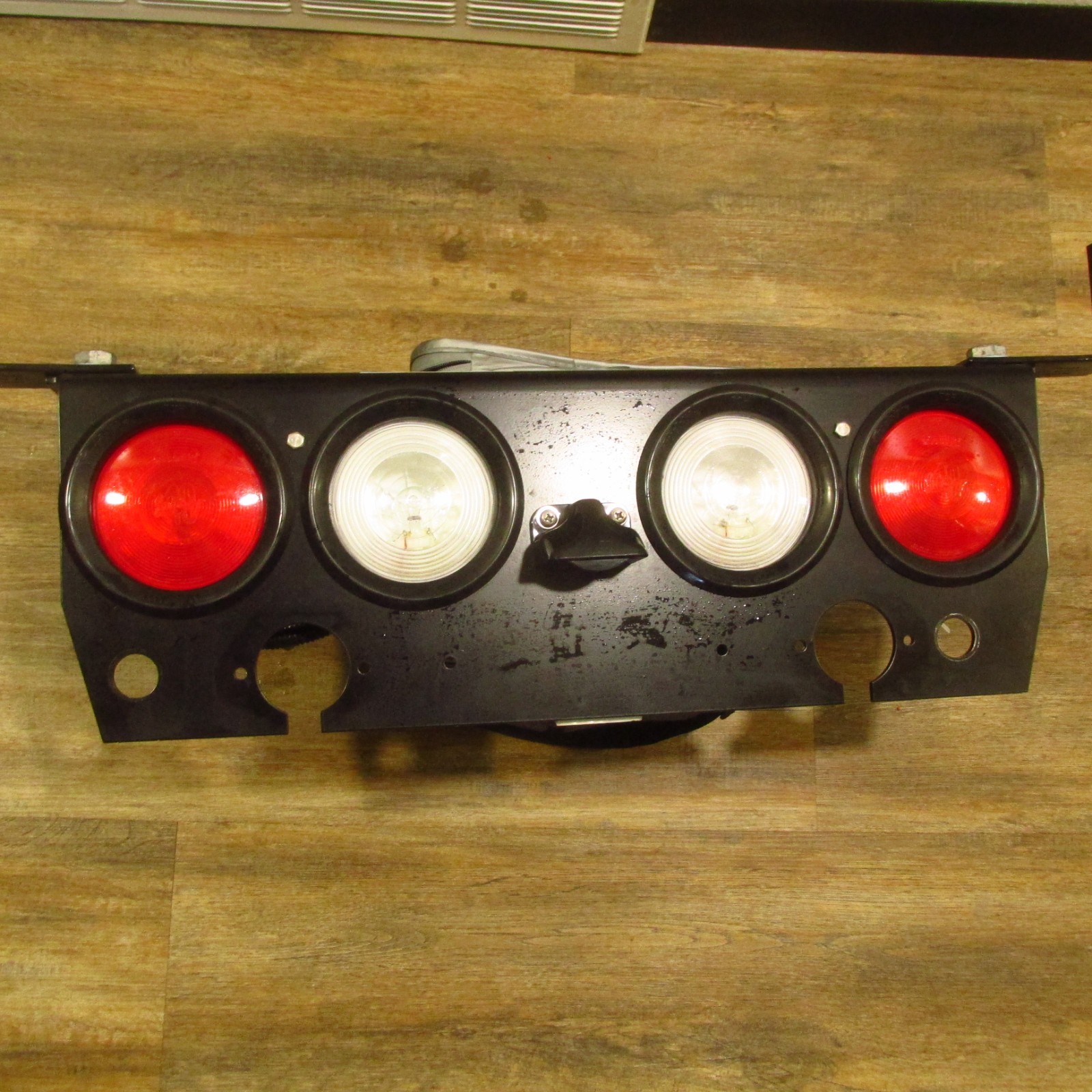 PACCAR GROTE TRUCK LED TAILLIGHT BAR PANEL WITH BRACKETS W/ LICENSE PLATE LIGHT