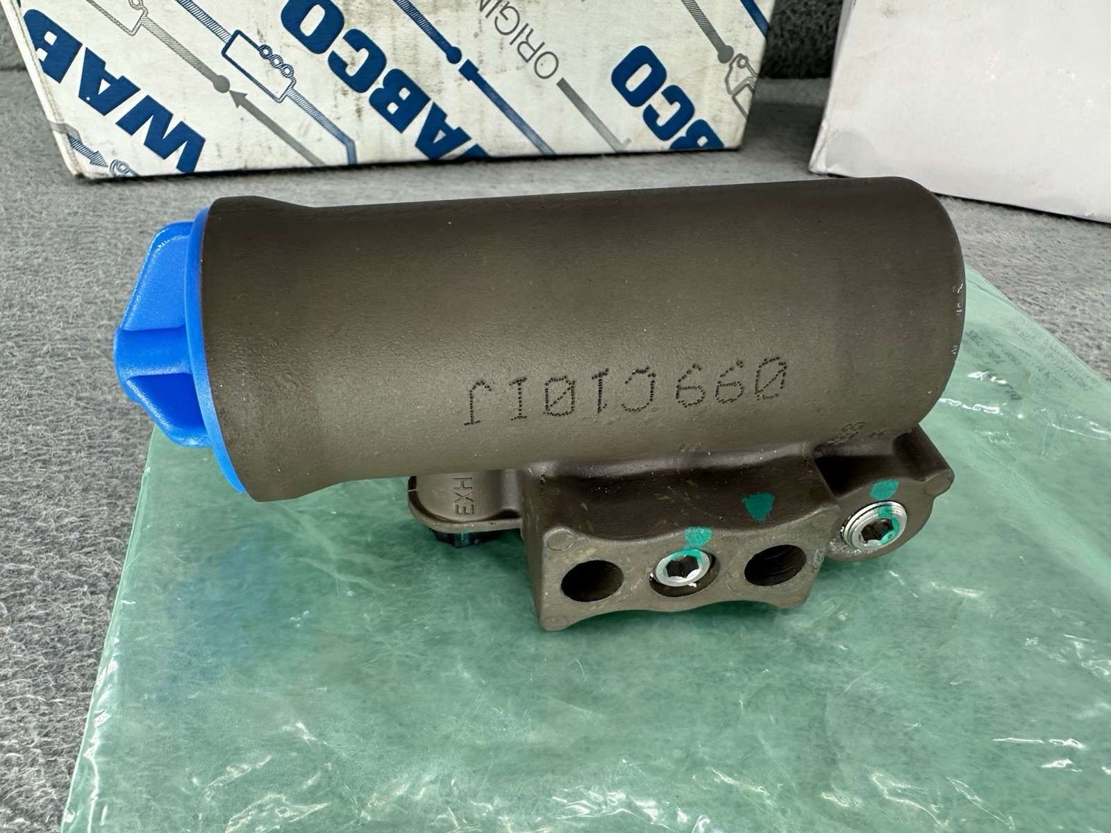 WABCO 432-470-920-2 S4324709202 – GENUINE Air Governor Valve Plus Kit C4