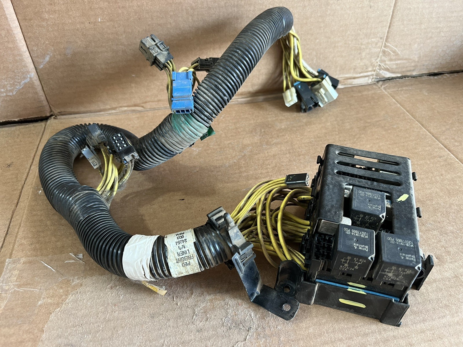Freightliner Fuse Box Circuit Protection Wiring Wire Harness P/N A06-24054-003