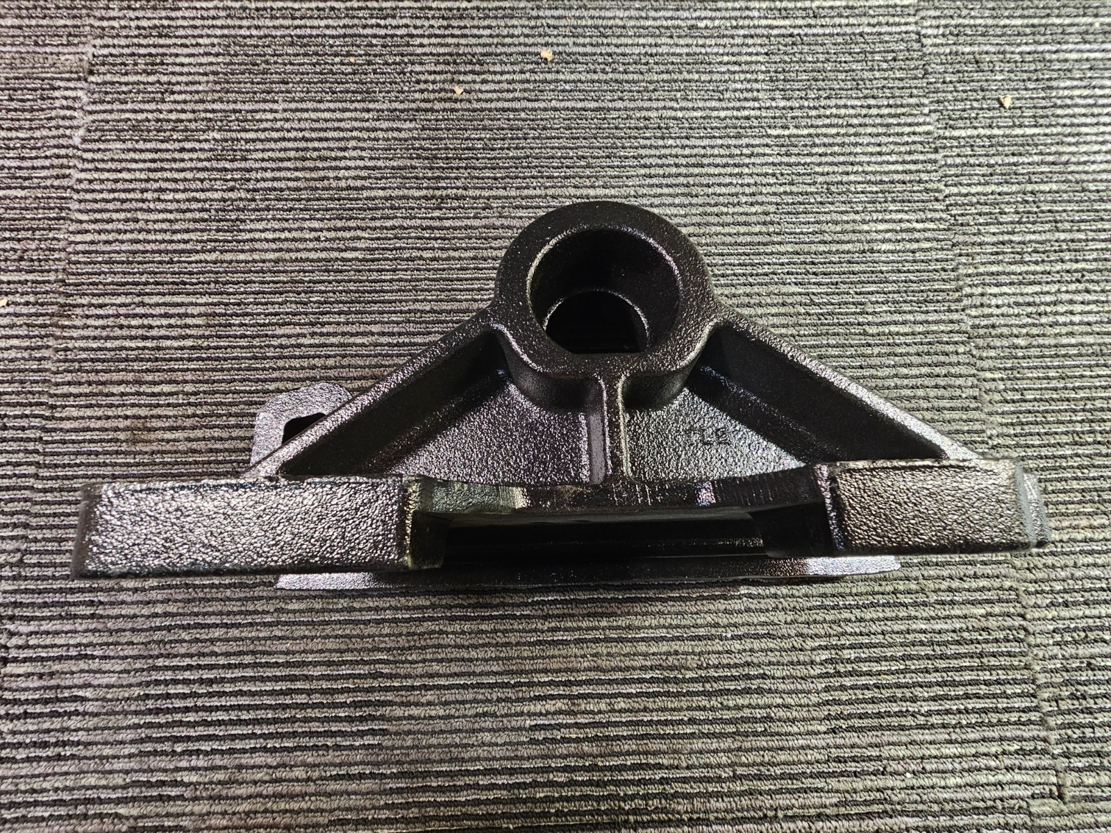 SAF Holland XD-10689-3L 9″ ILS Fifth Wheel Bracket Replacement, Black