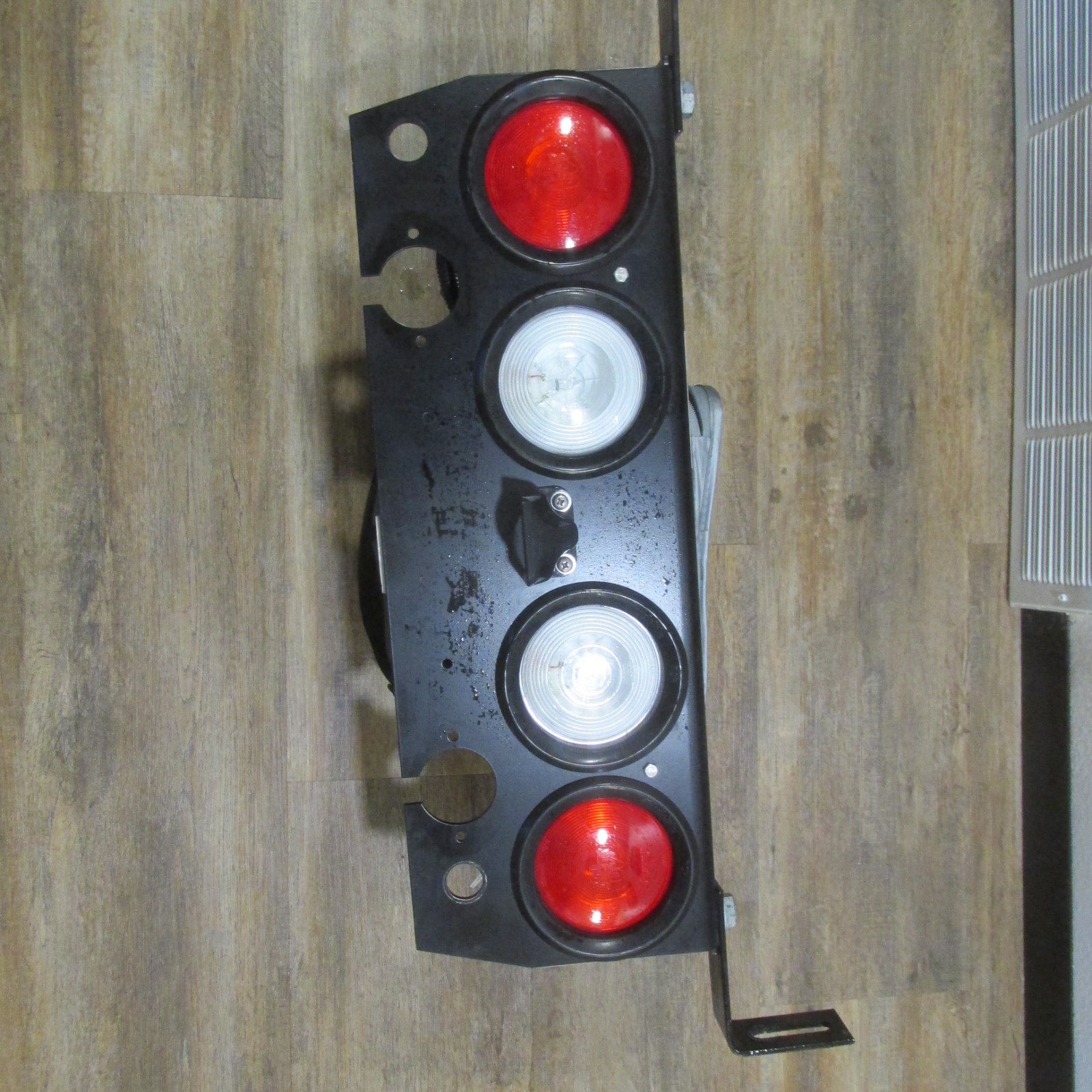 PACCAR GROTE TRUCK LED TAILLIGHT BAR PANEL WITH BRACKETS W/ LICENSE PLATE LIGHT