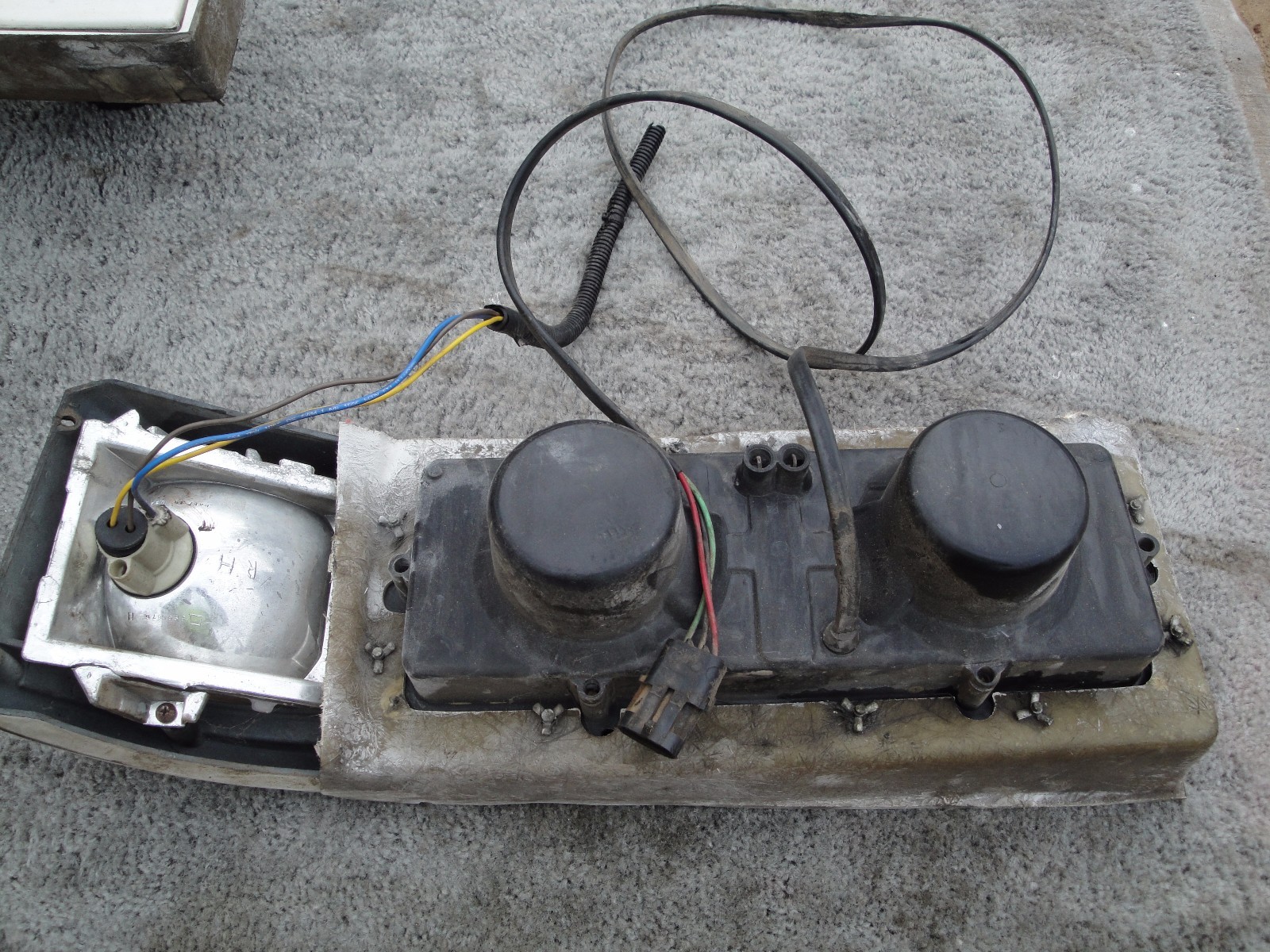 MCI D SERIES 1992-2006 HEAD LAMP ASSEMBLY – PAIR LEFT + RIGHT