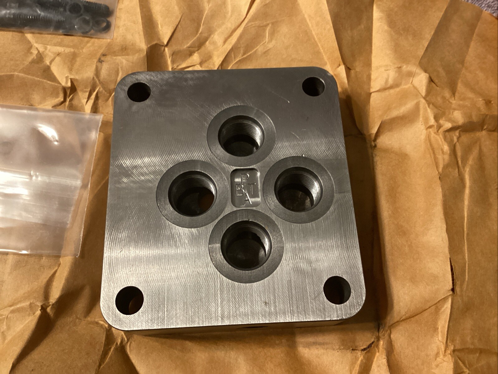 EATON / VICKERS…572653….Sub Plate Directional Valve Adapter….NEW 😀