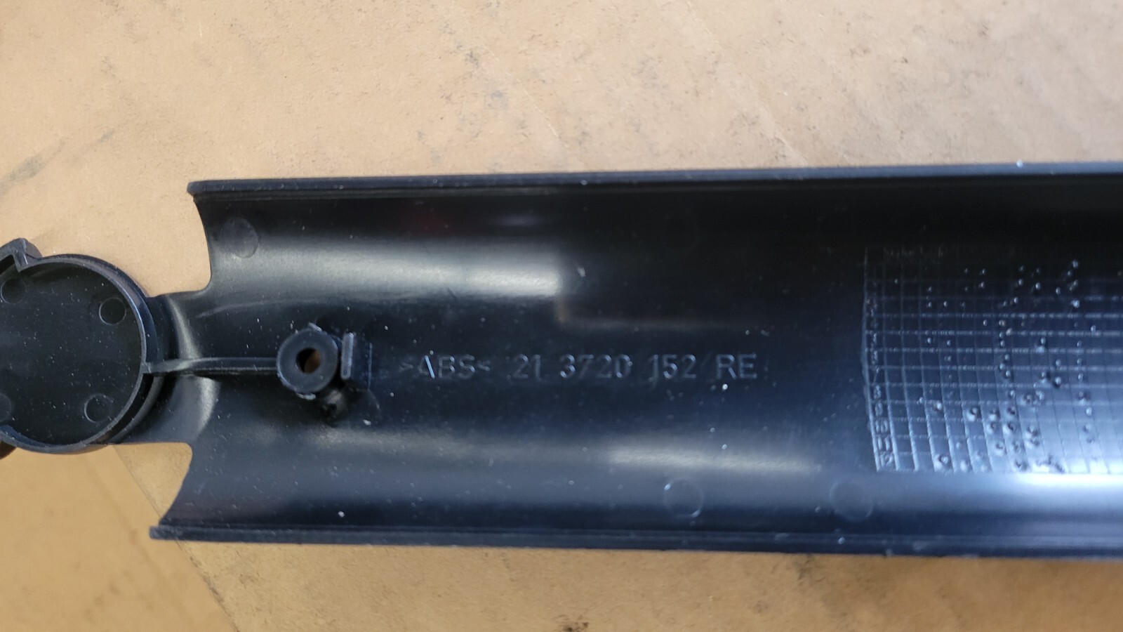 6402503, 613720152-PDC GENUINE VOLVO OEM RH LOWER ARM COVER NOS NO HDWE