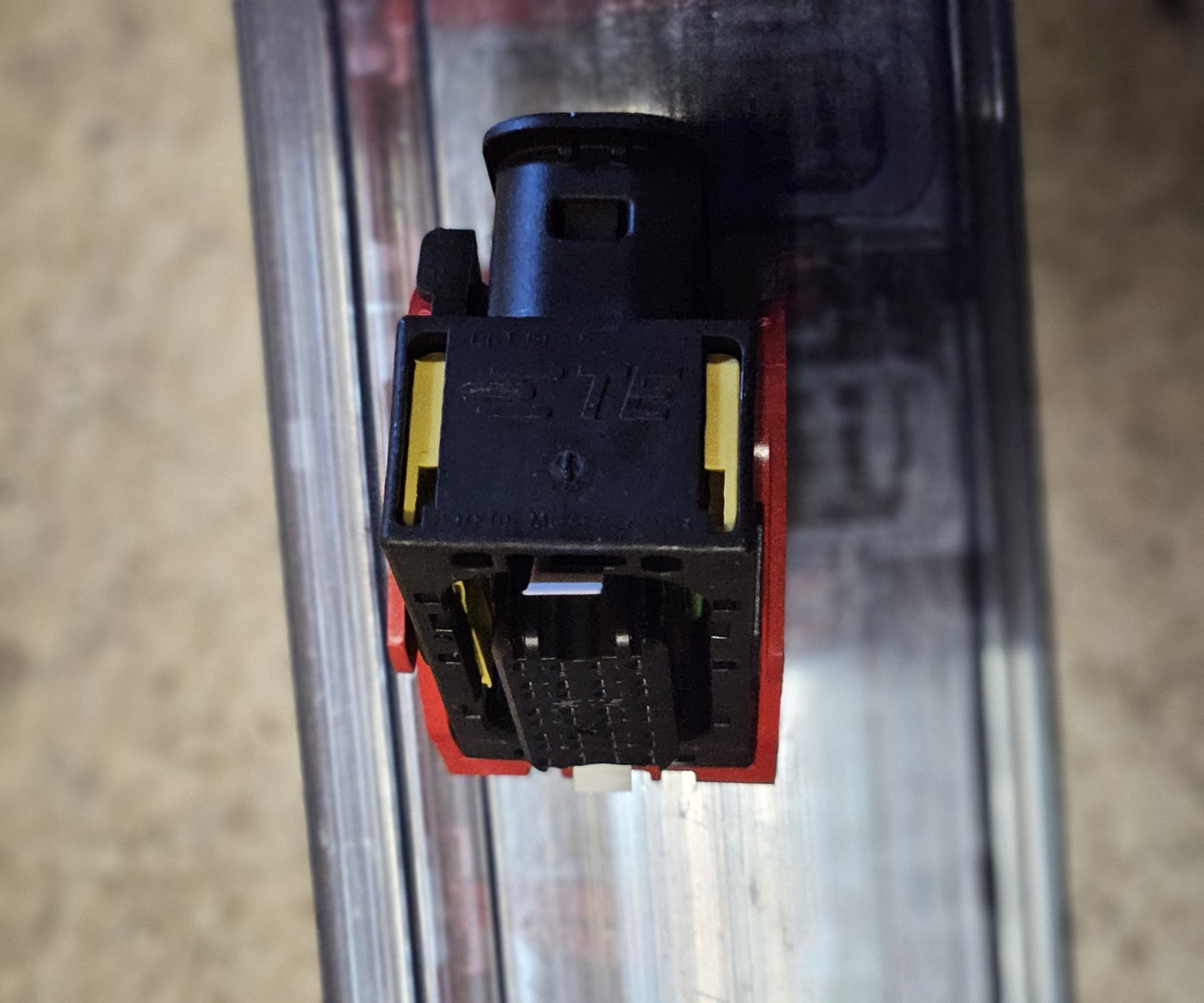 TE CONNECTIVITY Deutsch Connector Plug Housing 32POS SRK06-MDA-32A-001