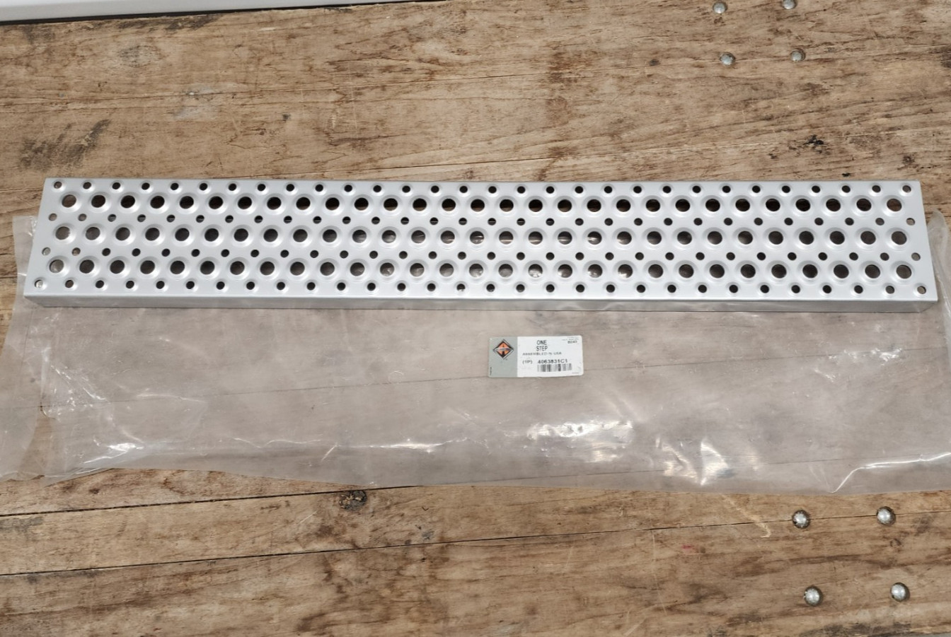 Navistar 4063831C1 International One Step 37.8″ x 5.6″ B24D Non Slip Aluminum