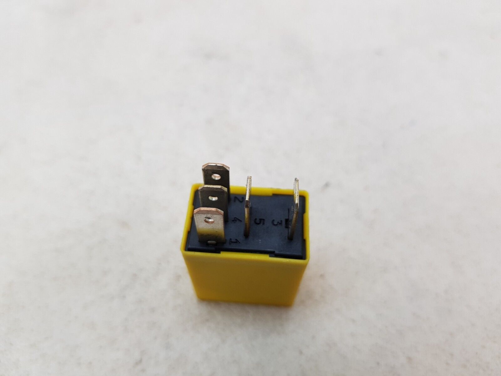 IVECO EUROCARGO 180E25 02-15 YELLOW RECTANGLE 5 PIN RELAY 24V 10/20A 29401070