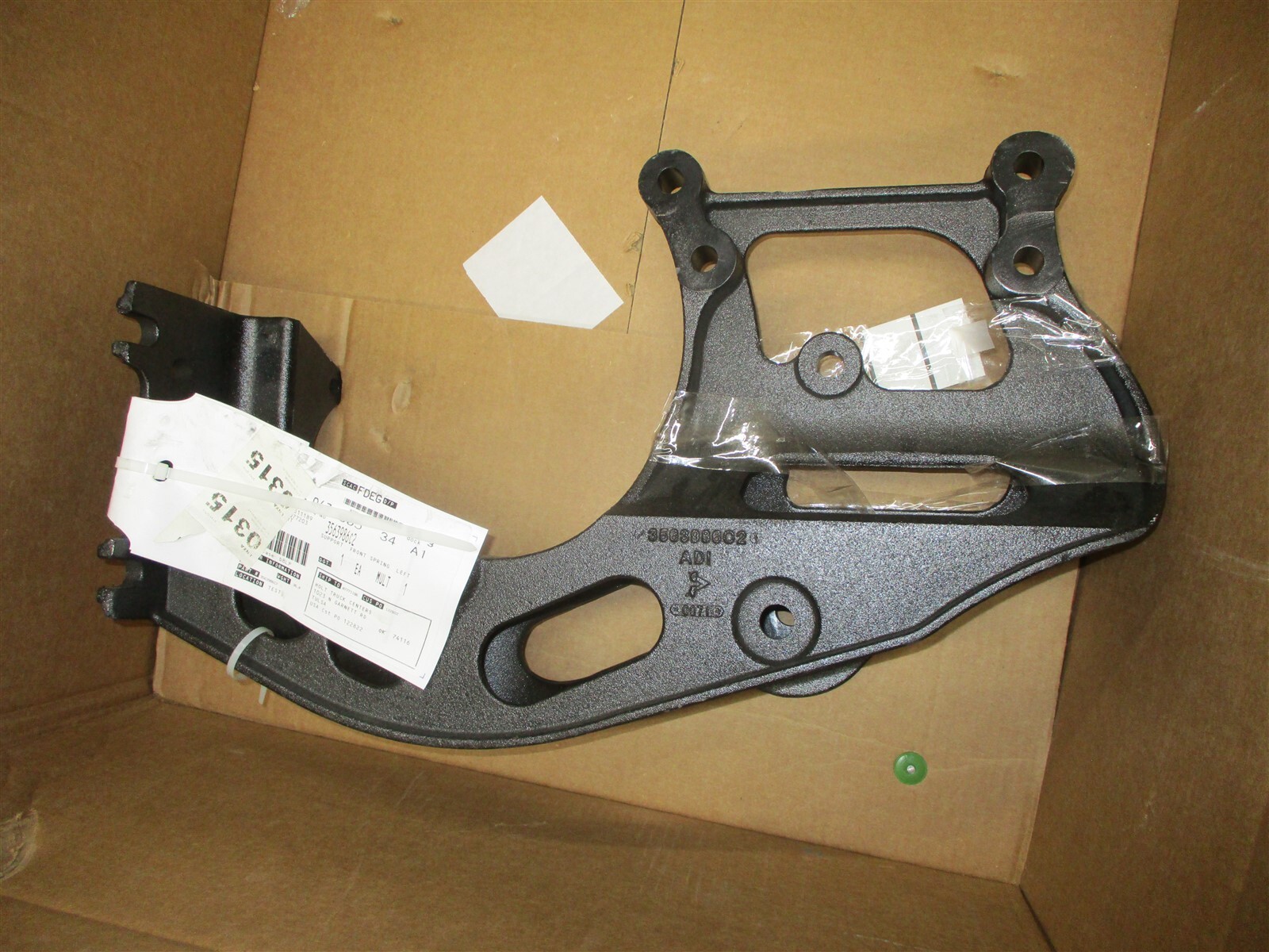 3563986C2 NEW INTERNATIONAL FRONT LEFT SPRING HANGER BRACKET 9200 9400