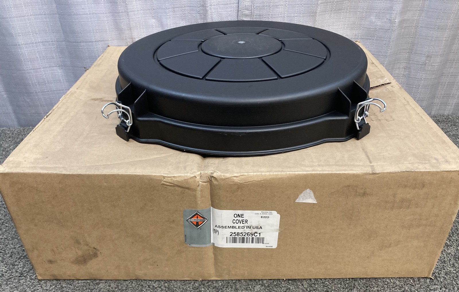 New Genuine International 2585269C1 Air Cleaner Cover, Navistar Compatible