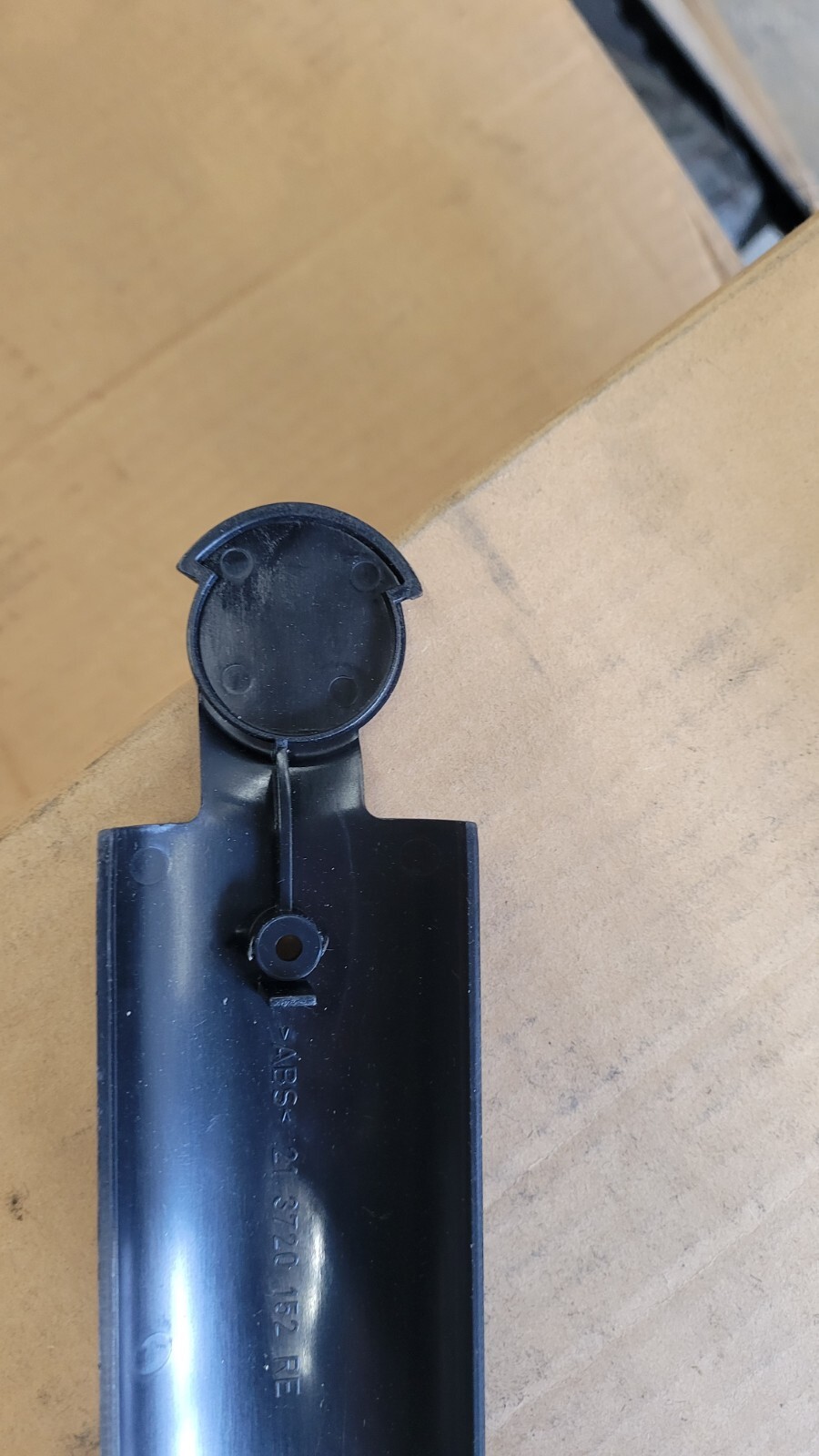 6402503, 613720152-PDC GENUINE VOLVO OEM RH LOWER ARM COVER NOS NO HDWE