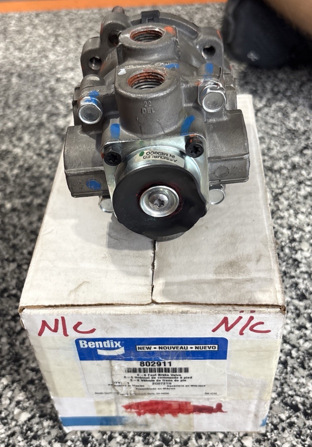 Genuine Bendix 802911 Brake Foot Valve New In Box Ships Free