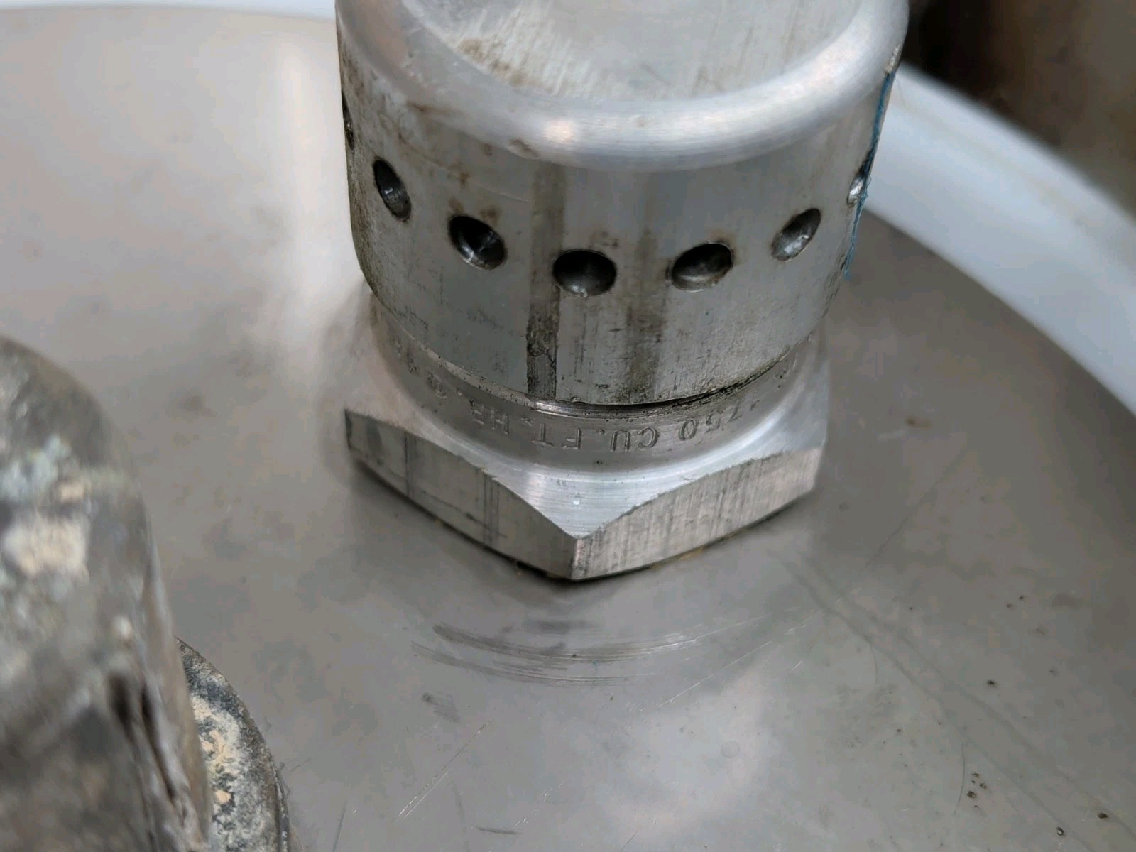 Betts 10-1/2″ Center Transport Tank Hatchway