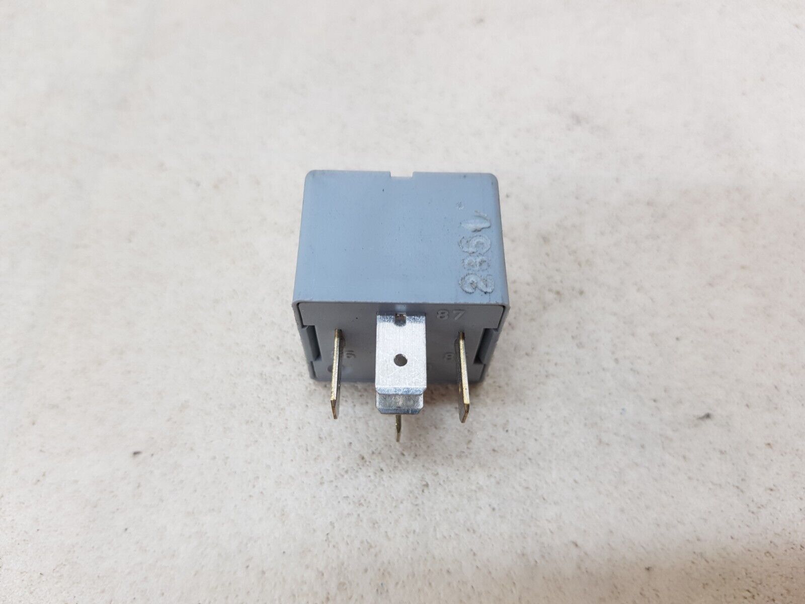 IVECO EUROCARGO 180E25 02-15 GREY 5 PIN SQUARE RELAY 24V 10/20A 4718222 20441002