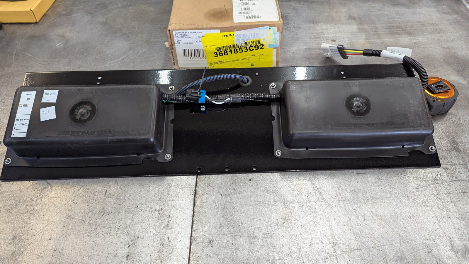 3681853C92 International Tail Light Bar Panel LED TRUCK-LITE 40907 Super 44 Lamp