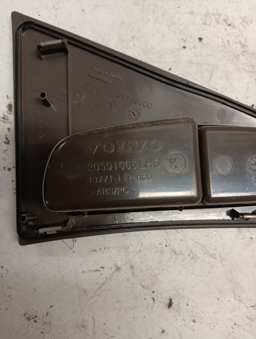 Volvo Dash Panel 21118600 Upper Storage Tray 20591065 Item #3130
