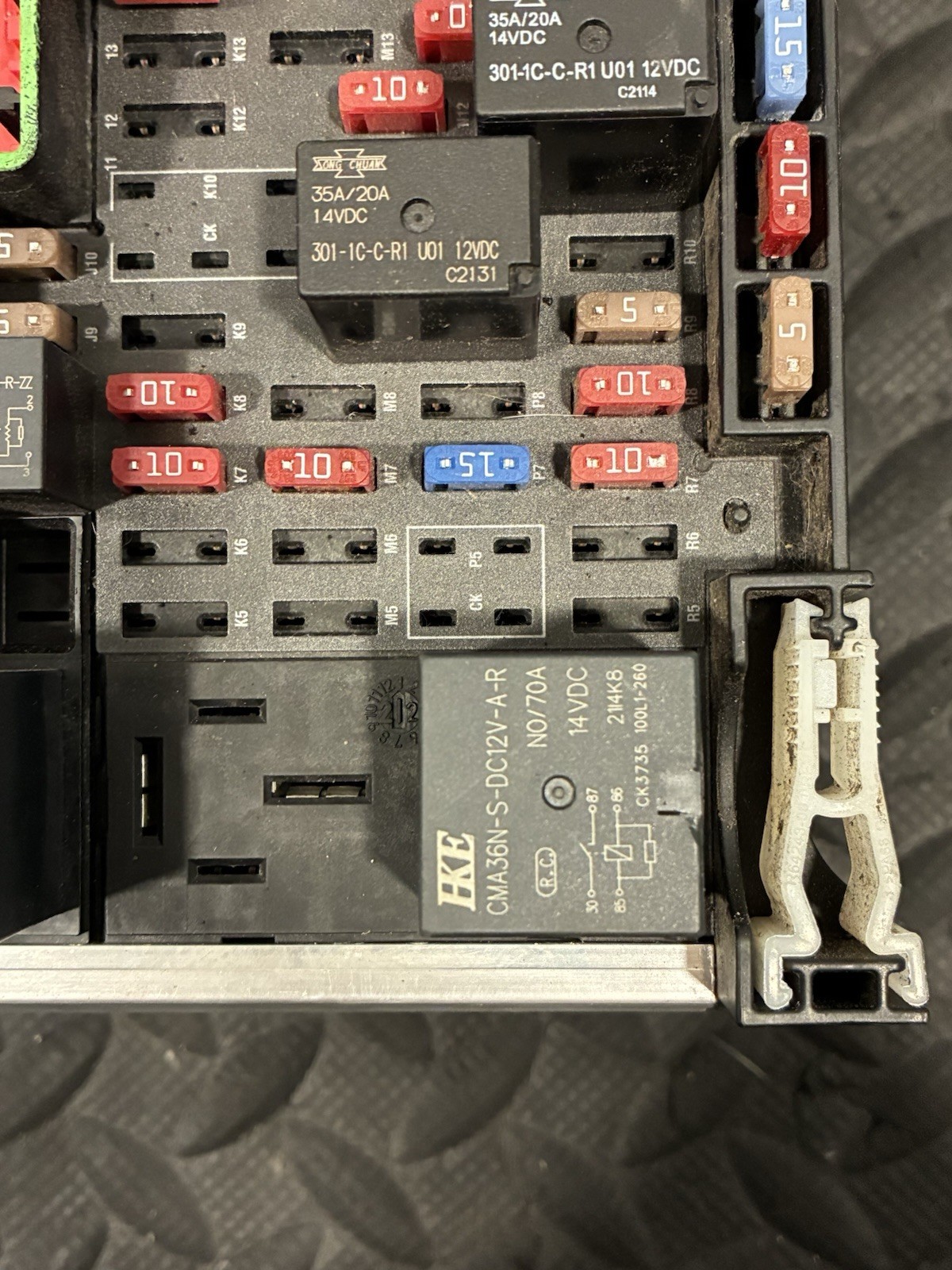 Kenworth T880 / PACCAR Fuse Box Assembly P/N: P27-1297-0101 (TAG#: 16199)