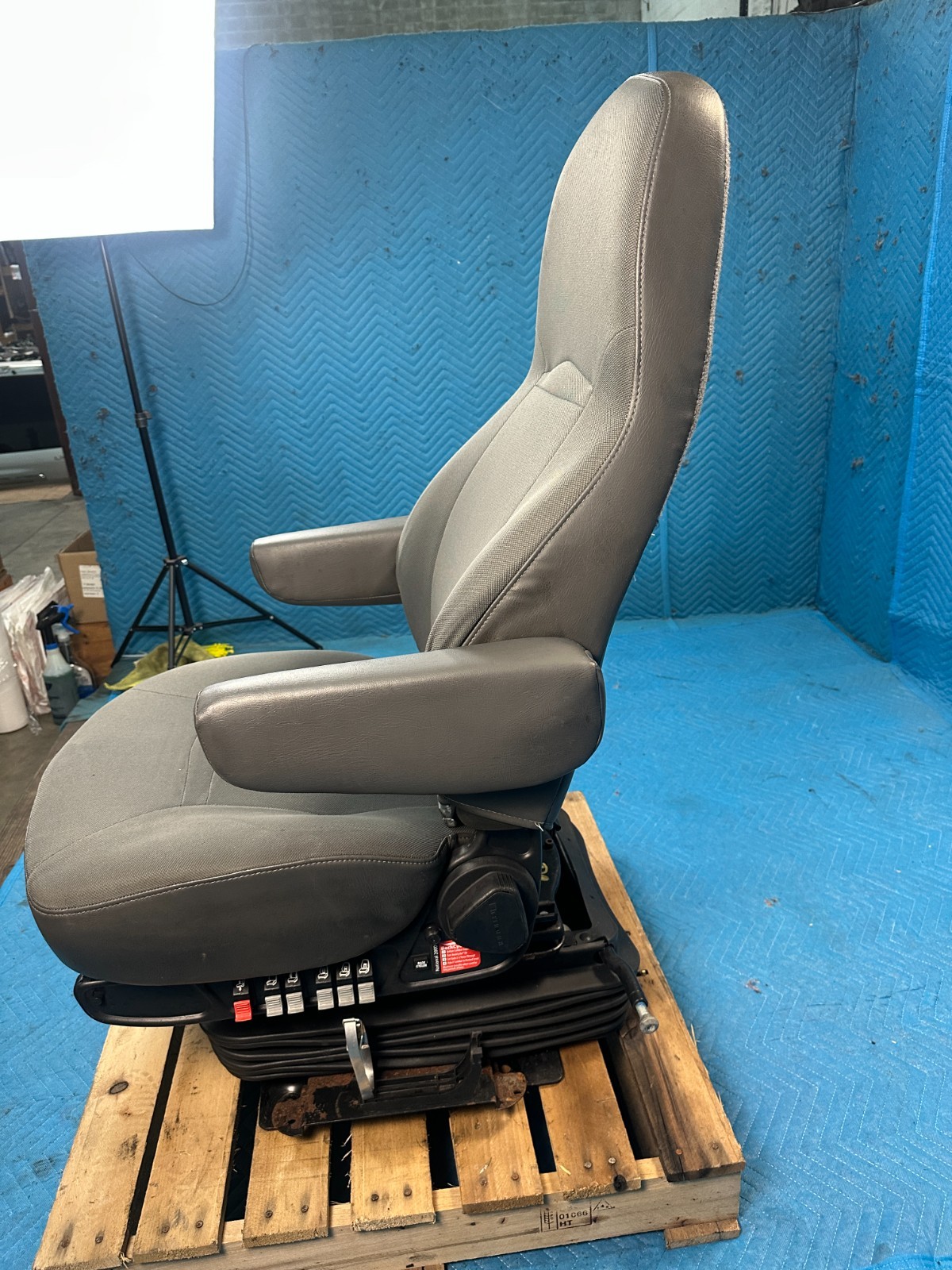International Prostar LF627 Driver’s Seat w/ Armrests Cloth Gray 2017 OEM