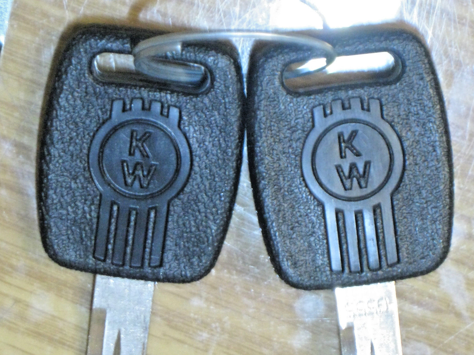 *NEW* SET of KENWORTH OEM KEYED ALIKE TOOL BOX , DOOR LOCKS & IGNITION LOCKSET
