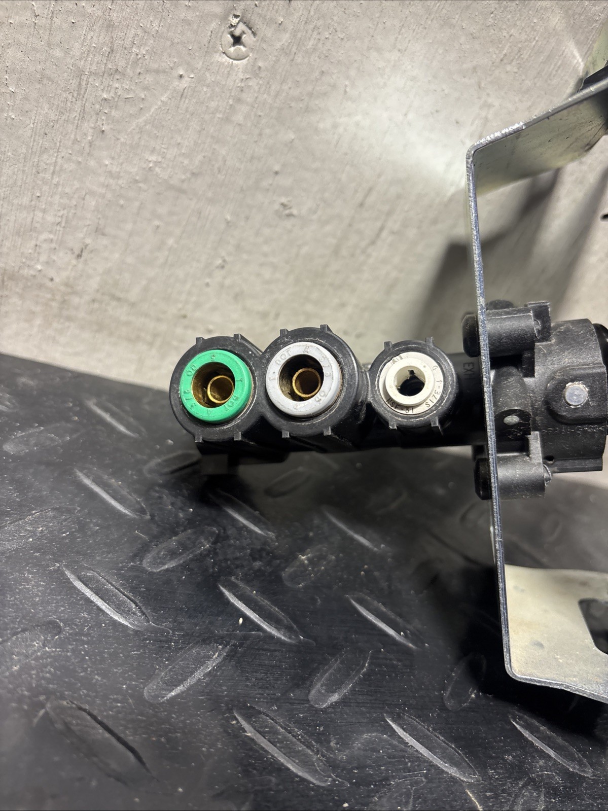 Volvo VNL Bendix Trailer Brake Valve 7267413