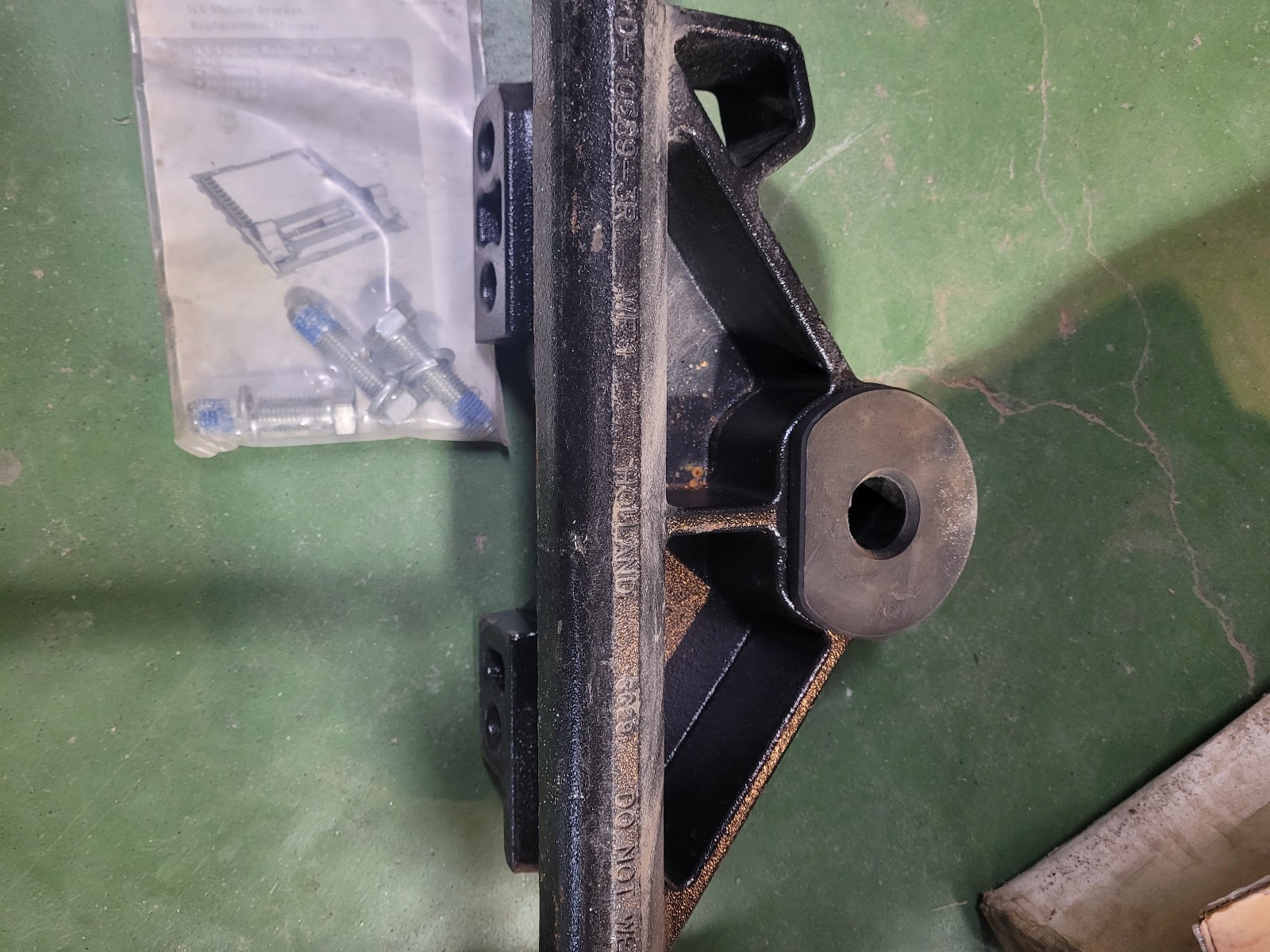 SAF Holland RK-10689-3R 9″ ILS Fifth Wheel Bracket Replacement Kit