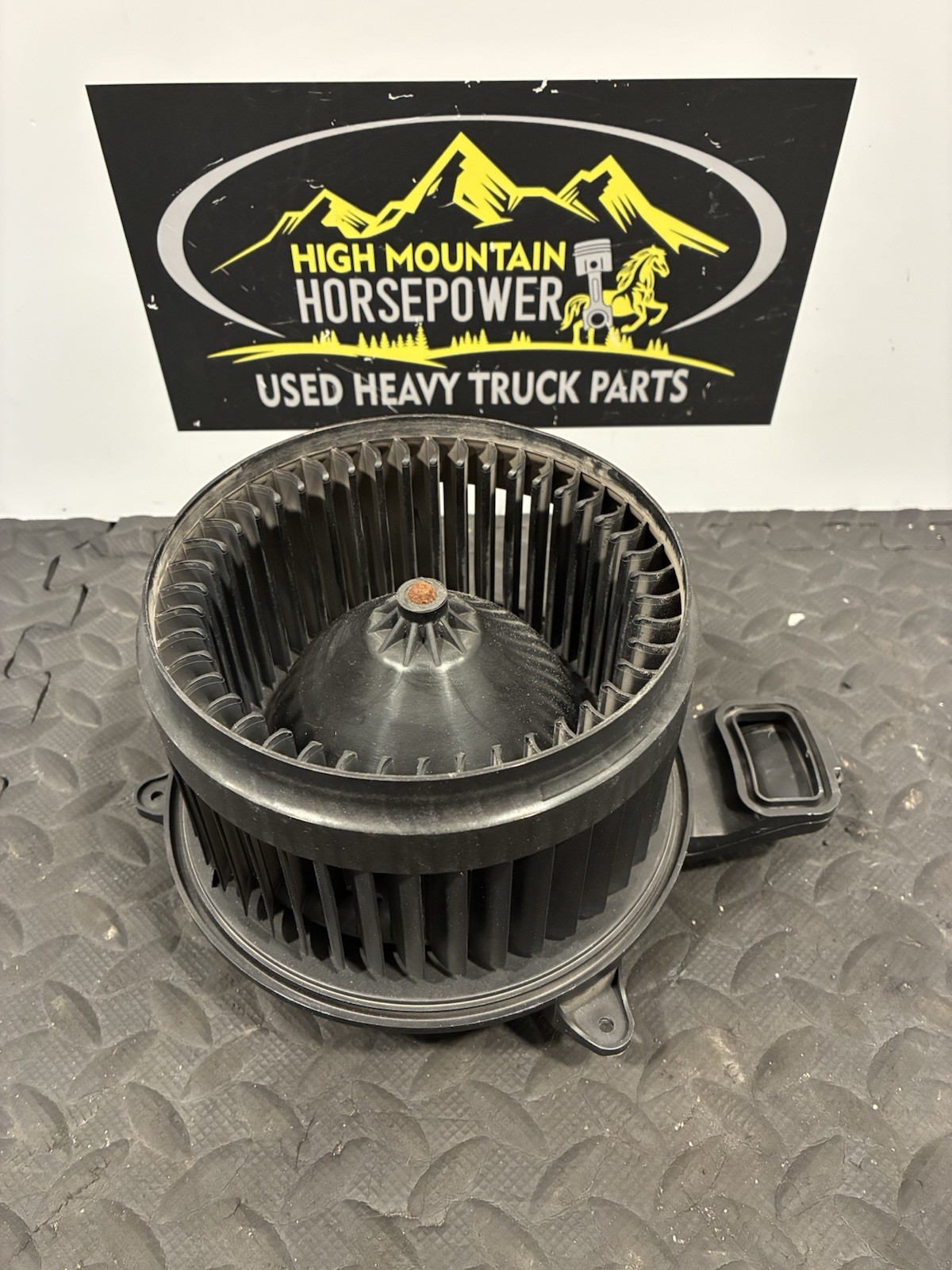 MAHLE (From Peterbilt 567) HVAC Blower Motor P/N: W205 7009 00 (TAG# 16944)