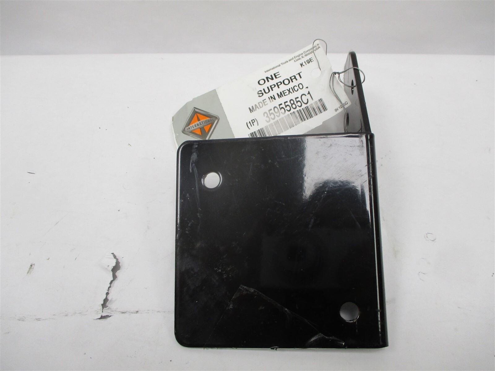 3595585C1 NEW INTERNATIONAL CAB SKIRT MOUNTING BRACKET LH SUPPORT