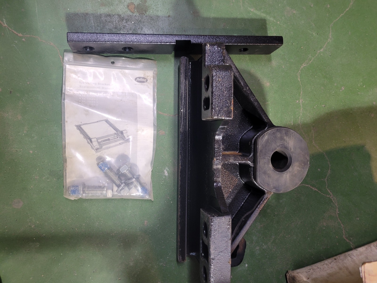 SAF Holland RK-10689-3R 9″ ILS Fifth Wheel Bracket Replacement Kit