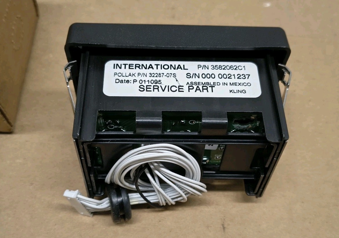 NOS Genuine International Navistar 3582062C1 3 Switch Housing / Panel