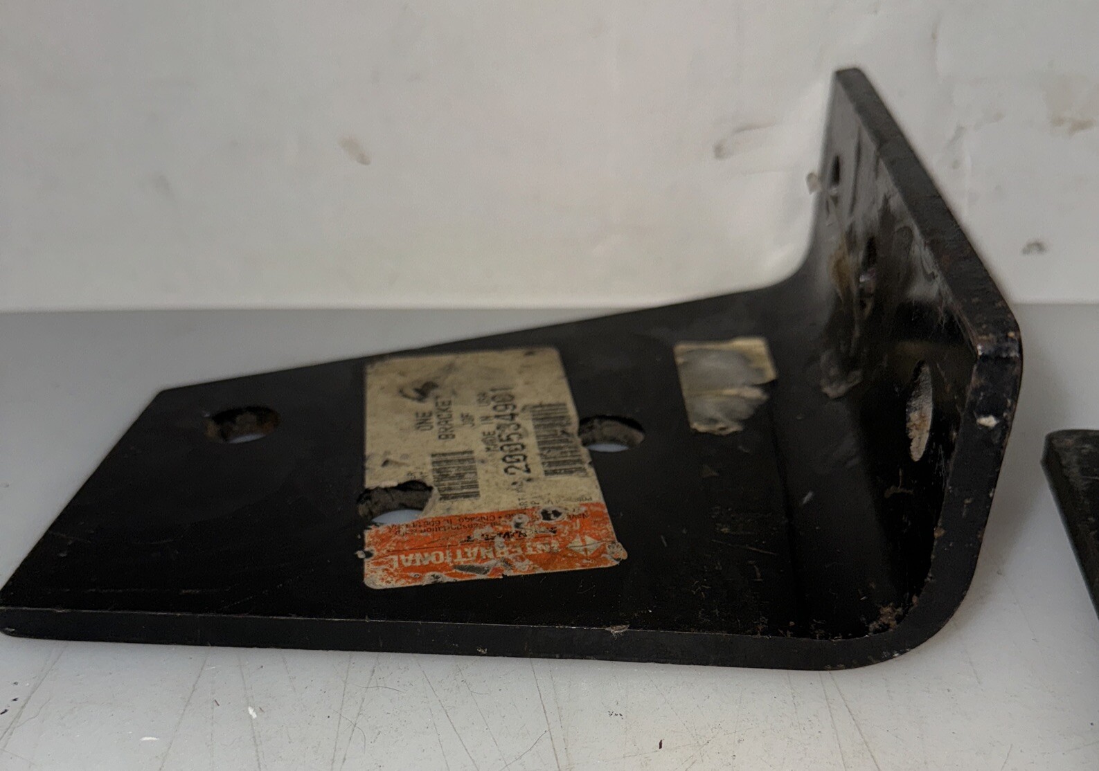 GENUINE INTERNATIONAL RIGHT FRONT LEFT REAR BRACKET OEM NEW 556939C3 NOS