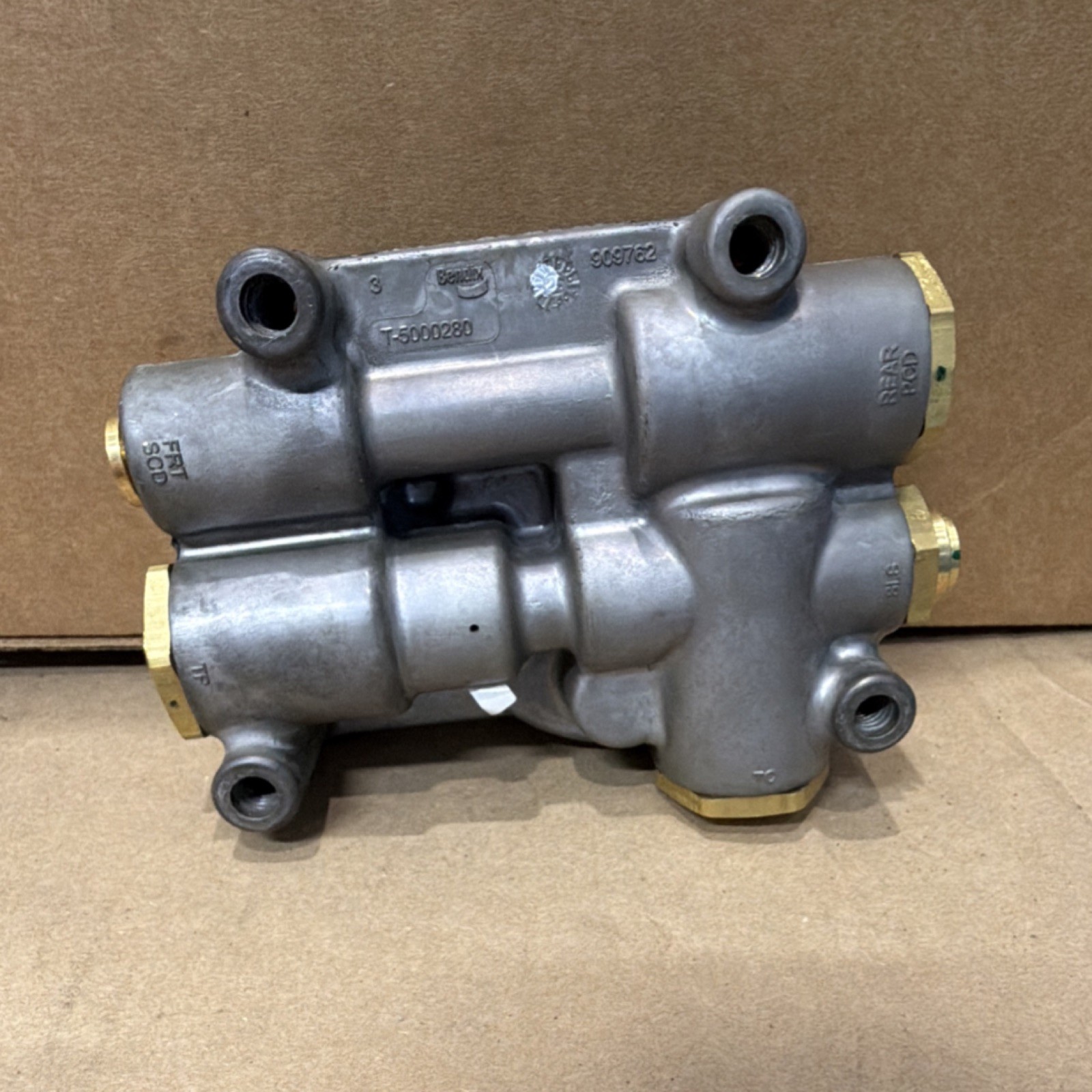 Bendix 5.9″ TP-5 Tractor Protection Valve 802926 5016833 5006728