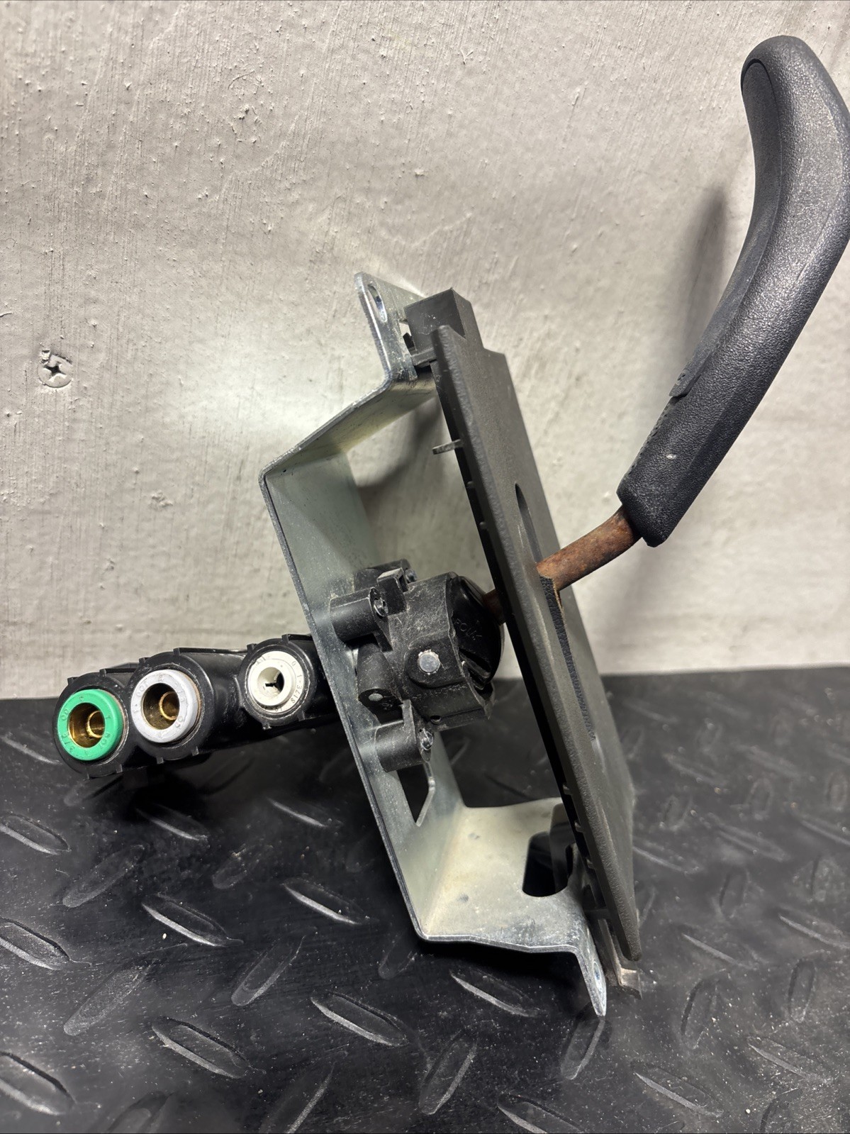 Volvo VNL Bendix Trailer Brake Valve 7267413