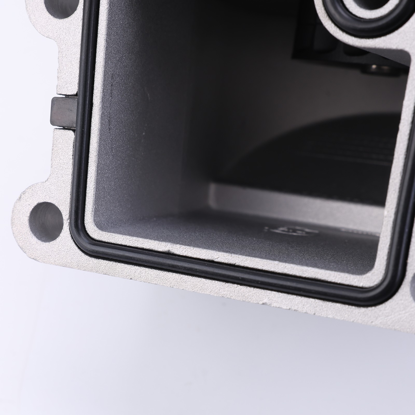 Crankcase Ventilation Separator For Volvo Mack D13 MP8 engine 2008-2014 21122541