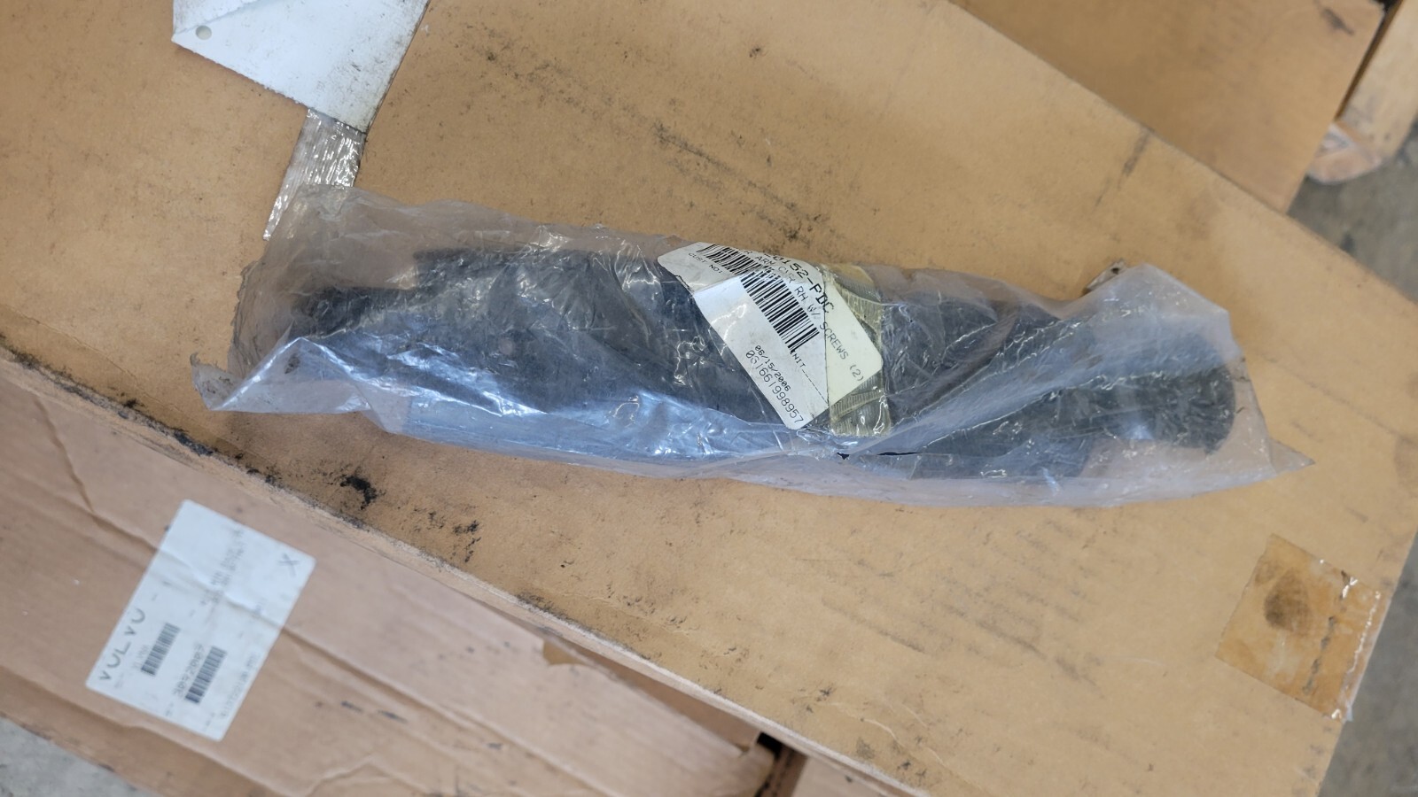 6402503, 613720152-PDC GENUINE VOLVO OEM RH LOWER ARM COVER NOS NO HDWE