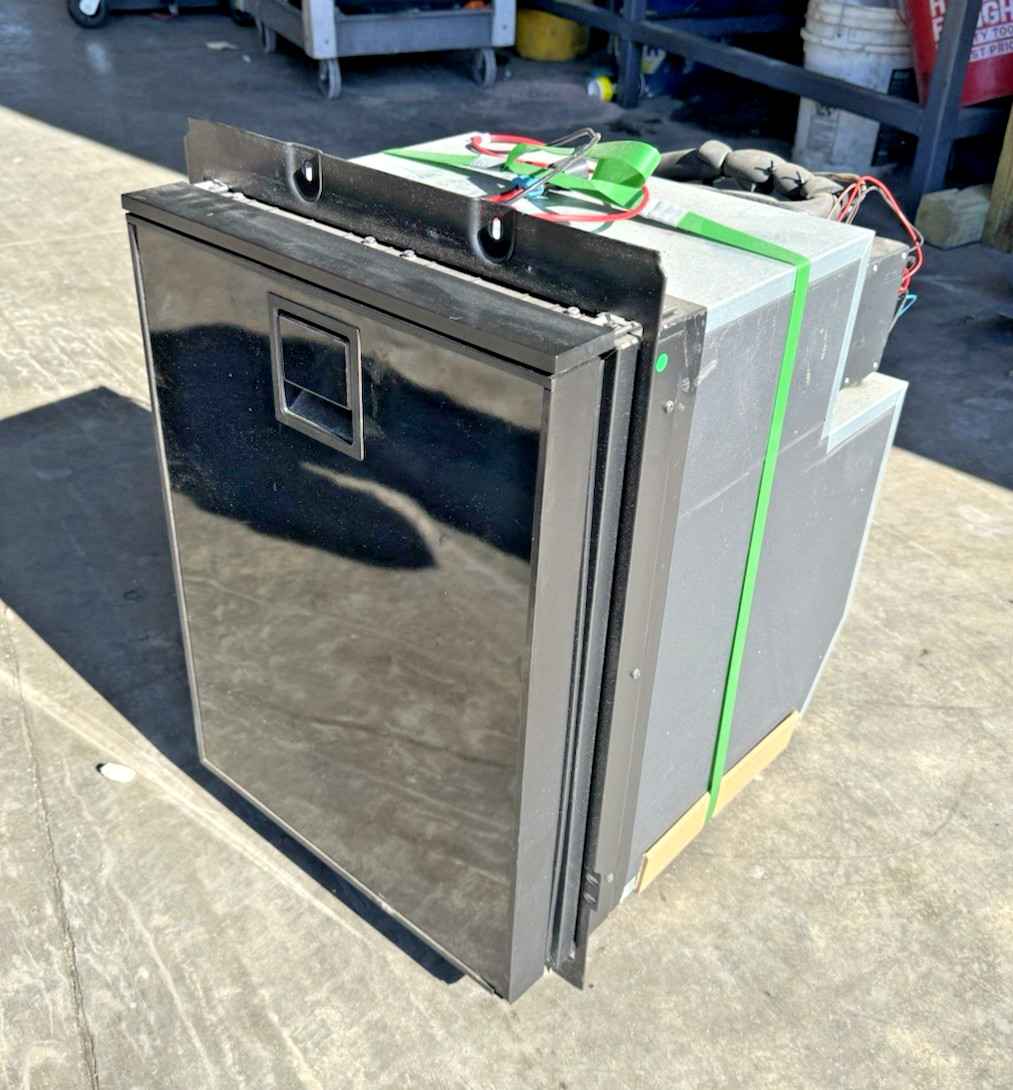 Peterbilt 579 Paccar U10-6011 Commercial Truck Refrigerator Mini Fridge