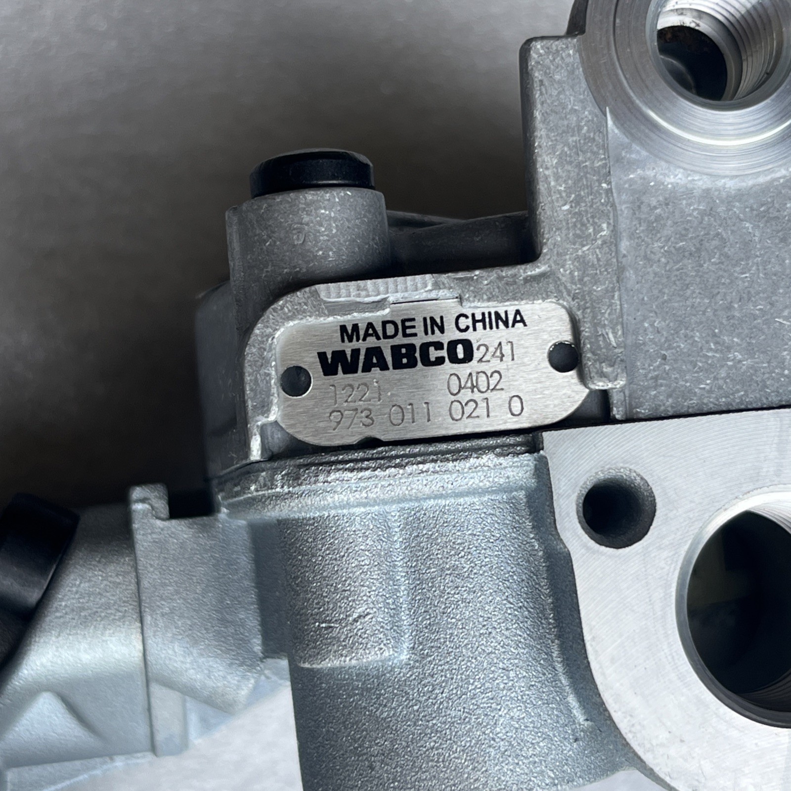 NOS Wabco 472 500 122 0 ABS Relay Valve Genuine Truck