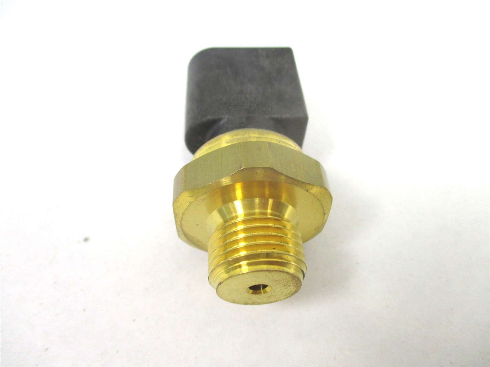 A0111539228 NEW GENUINE OEM DETROIT DIESEL DELTA OIL PRESSURE SENSOR