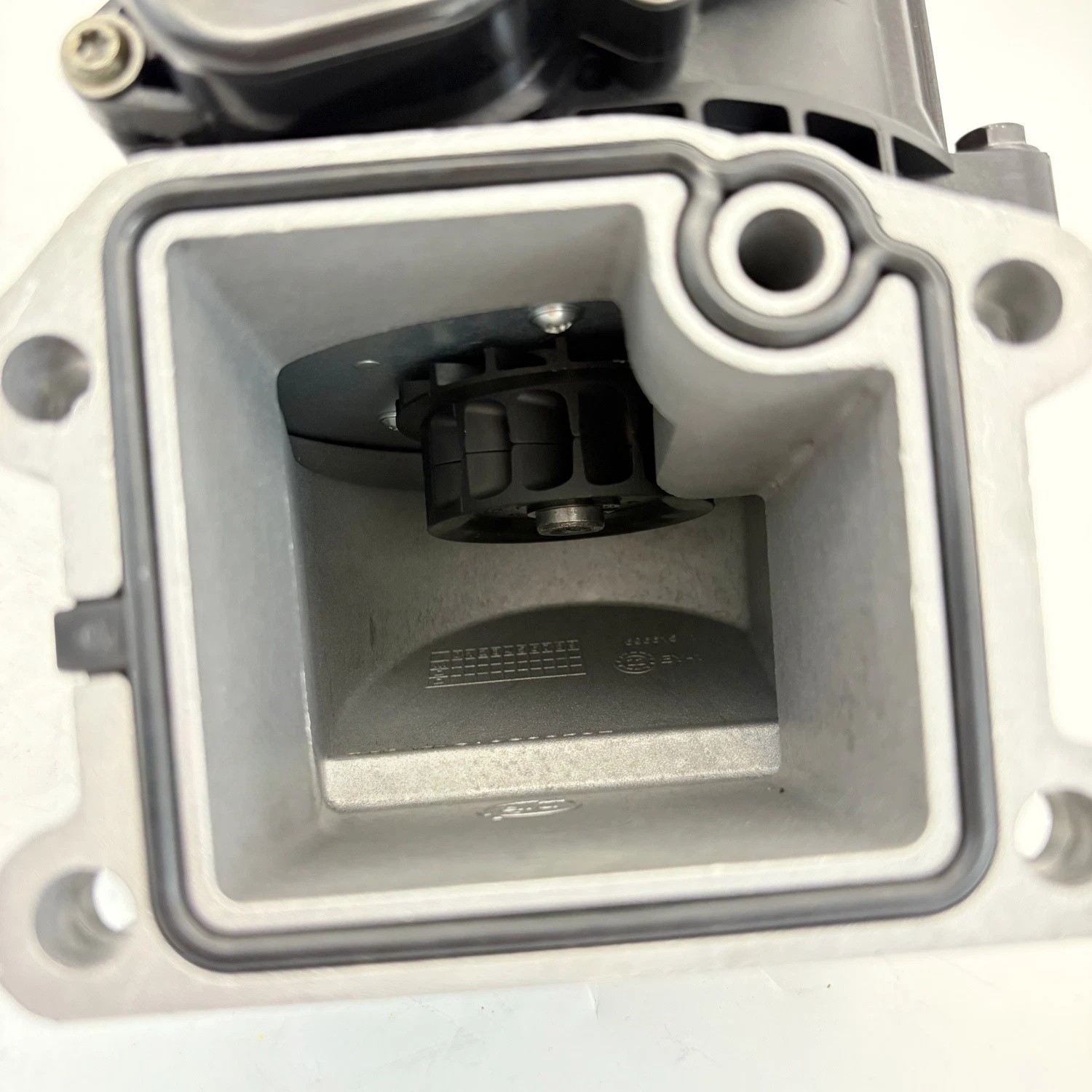 Oil Crankcase Ventilation Separator For Volvo D13 MP8 21122541 20499419 Truck
