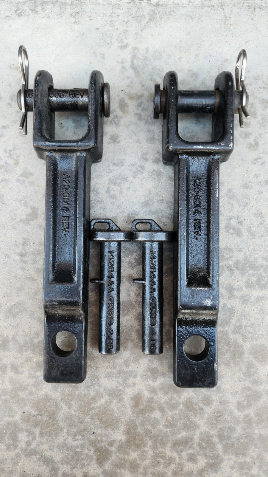 Set OEM Peterbilt / Kenworth Single Tow Hooks With Pull Pin & Frame Pin A20-6014