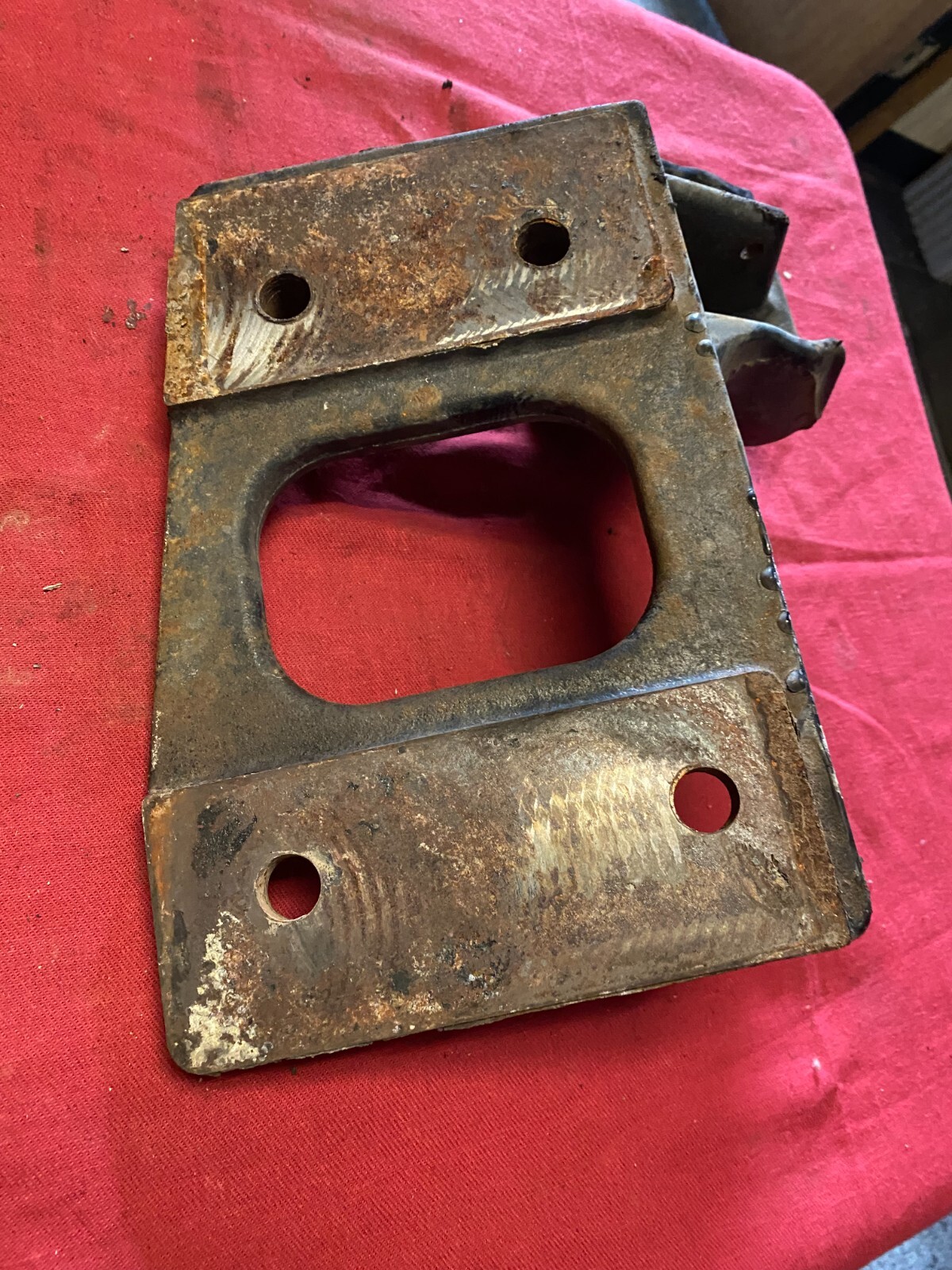 PACCAR Kenworth T680 cab mount bracket A85-6110R PASSENGER RH