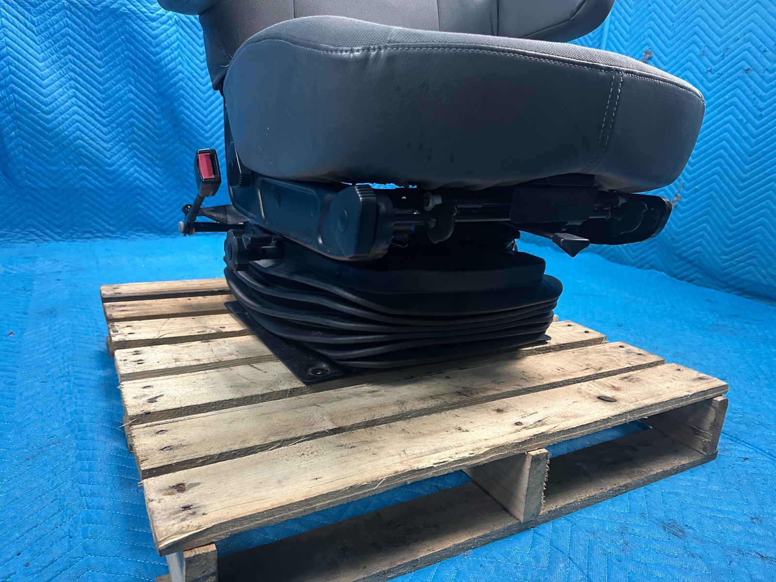 International Prostar LF627 Driver’s Seat w/ Armrests Cloth Gray 2017 OEM