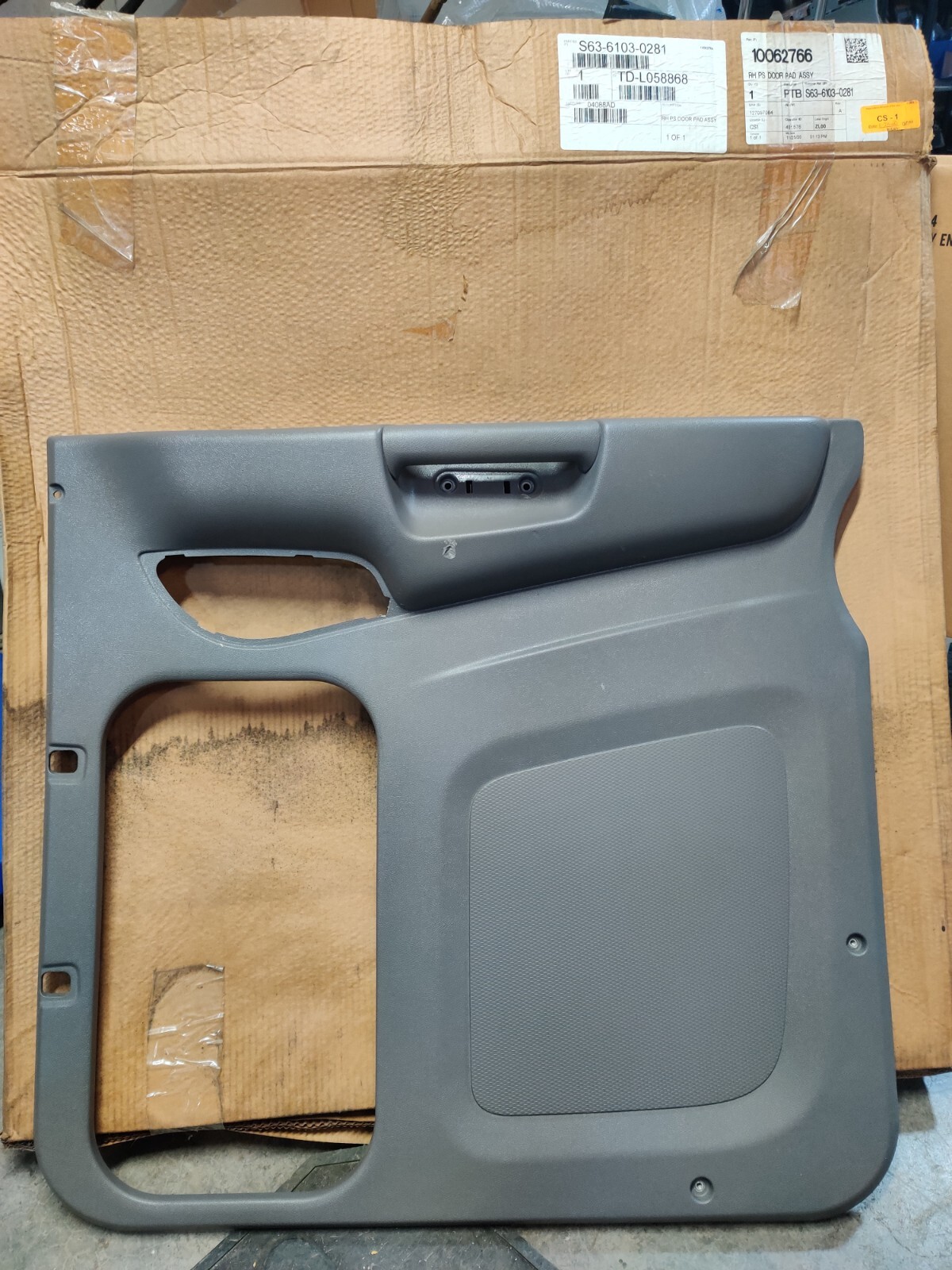 Peterbilt S63-6107-0281 Pad Door Rh POWER WINDOW PANEL (NEW TAKE OFF READ AD)