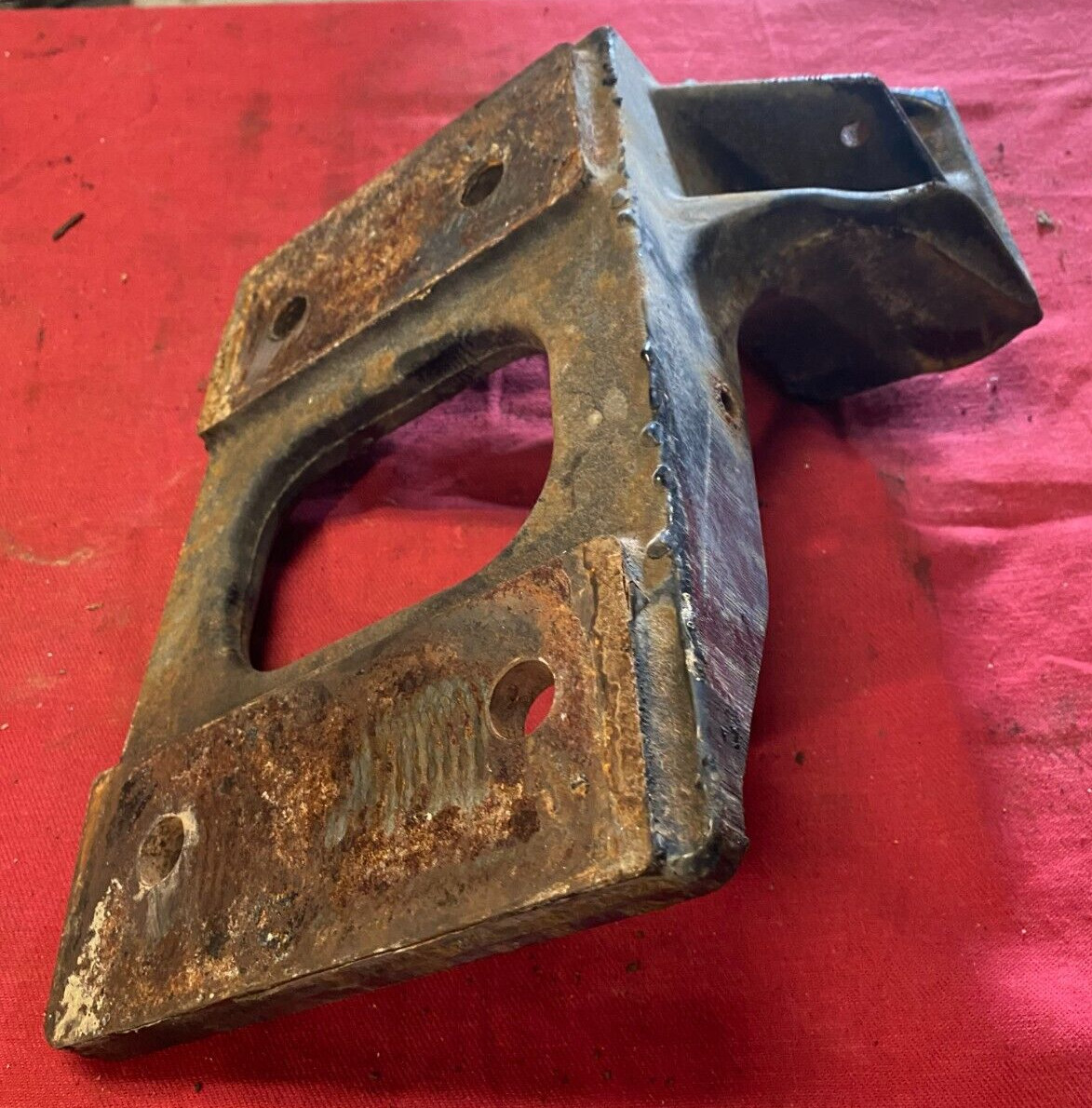 PACCAR Kenworth T680 cab mount bracket A85-6110R PASSENGER RH