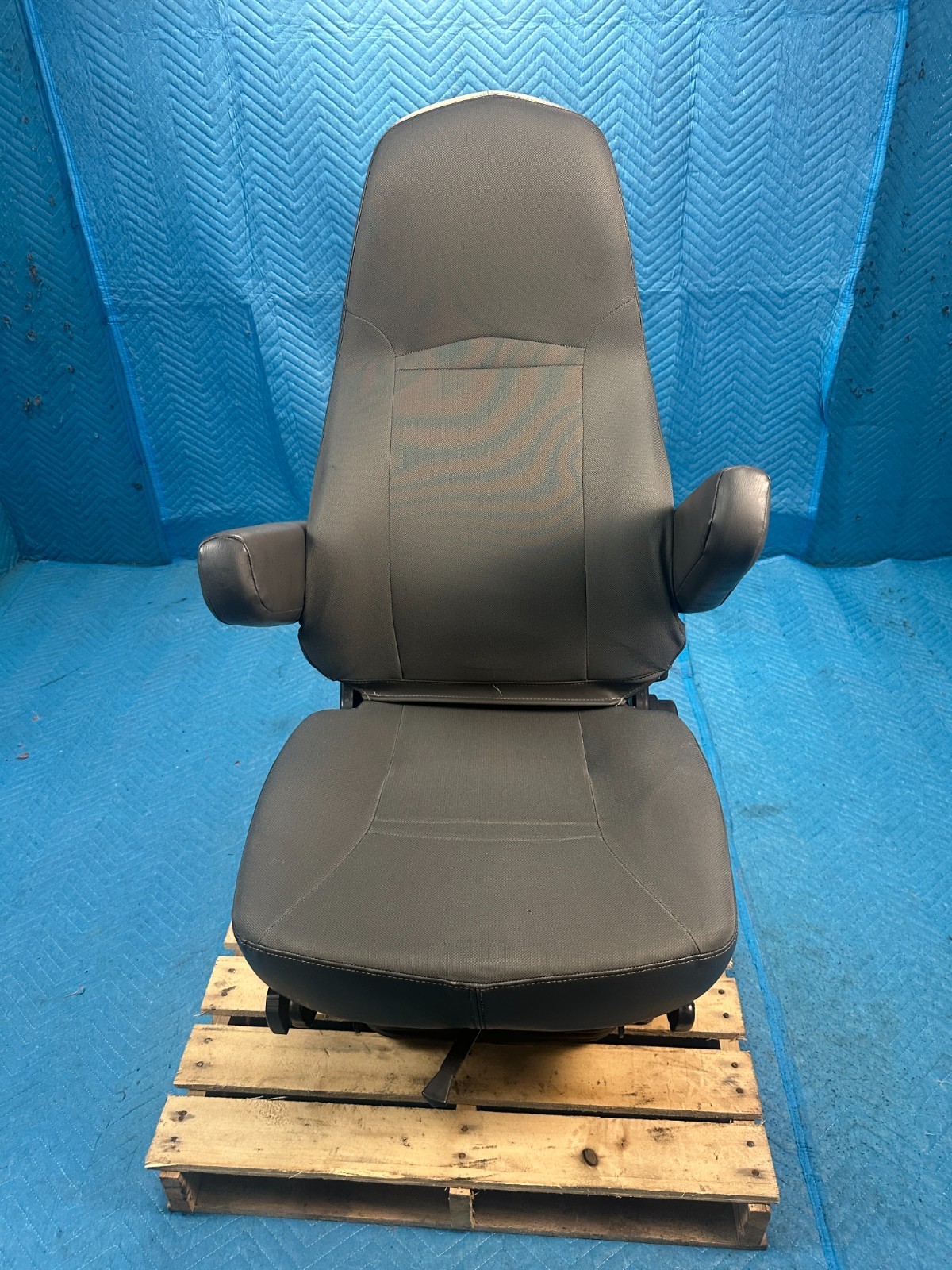 International Prostar LF627 Driver’s Seat w/ Armrests Cloth Gray 2017 OEM