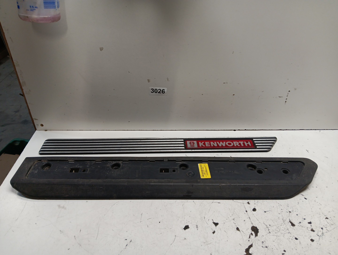 Kenworth T680 S60-1363 OEM With S60-1471-000 Insert Left Side, Item # 3026