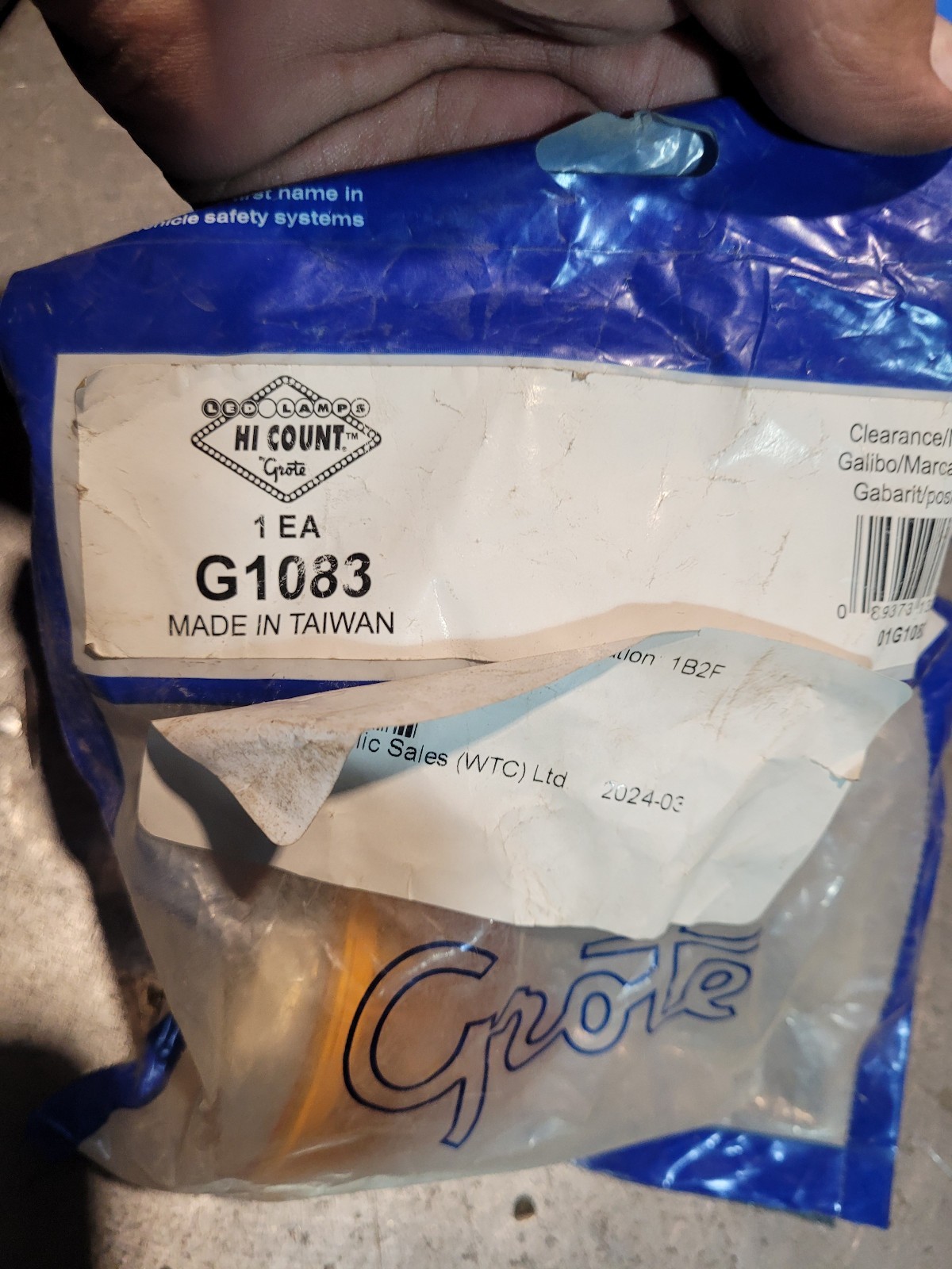 Grote G1083 Hi Count 2 1/2″ 9-Diode Beehive Clearance/Marker LED Lamp