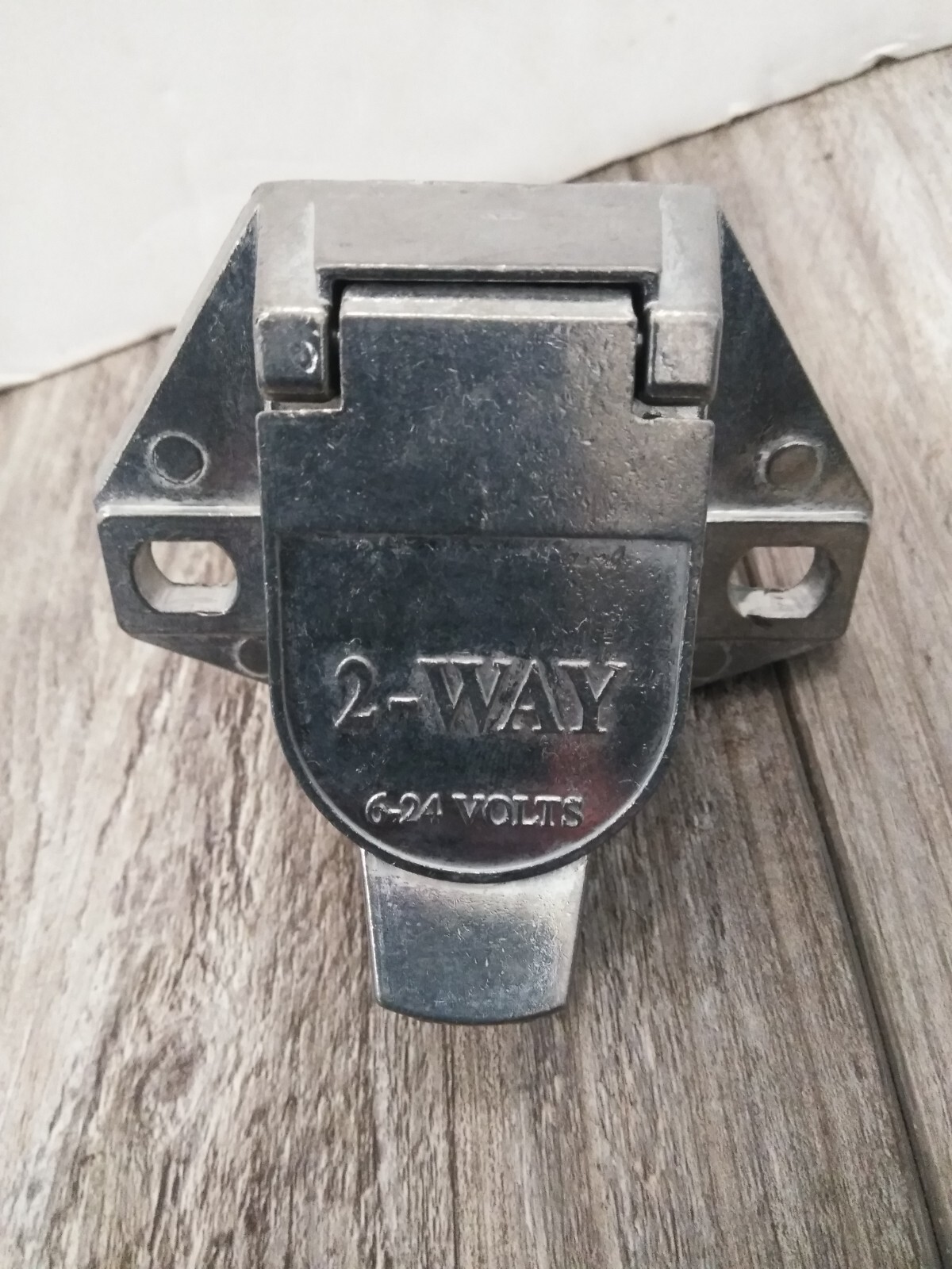 United Pacific Round 2-Way Male Connector – Split Pin
